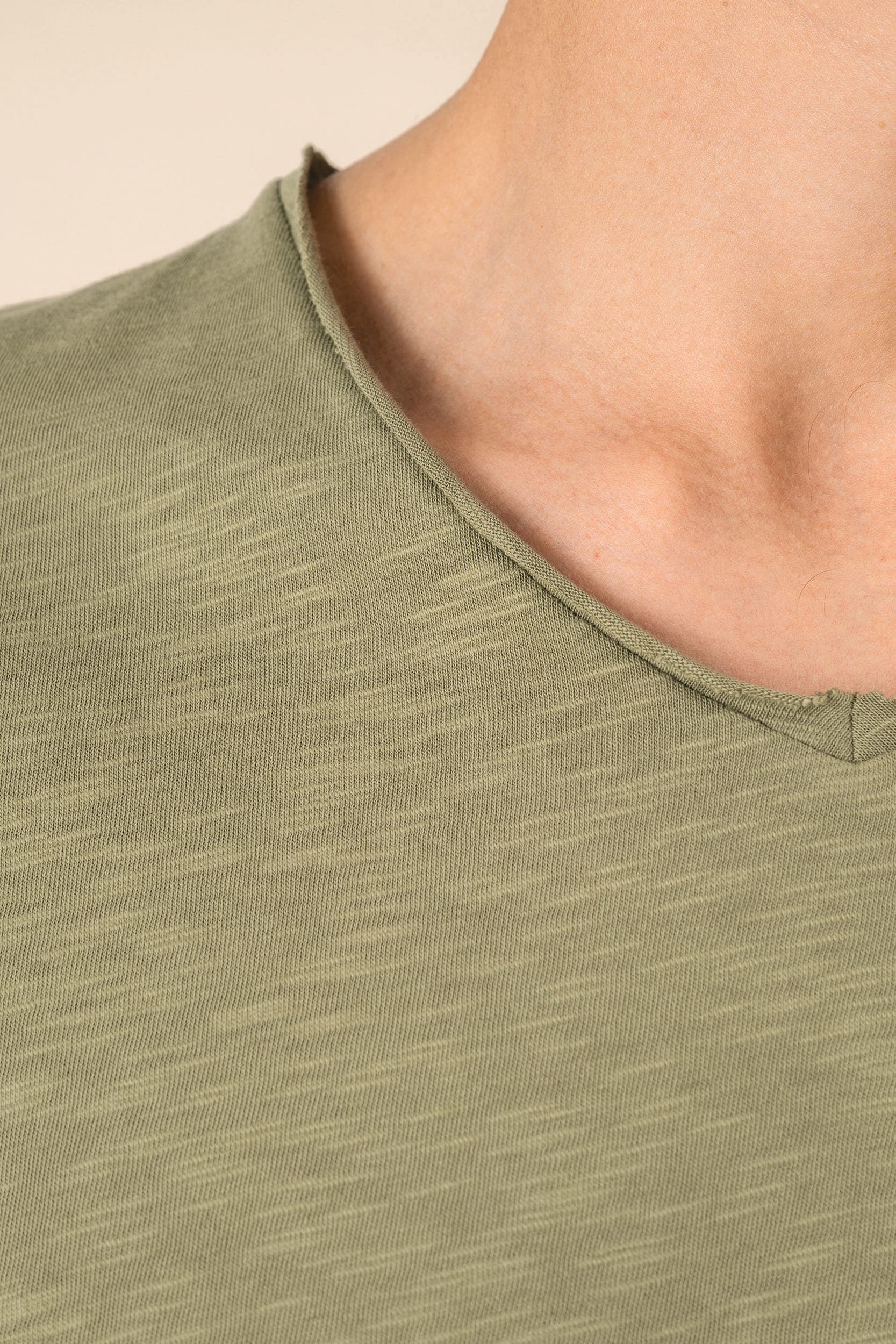 T-shirt écoresponsable col slub à épaules tombantes homme en situation