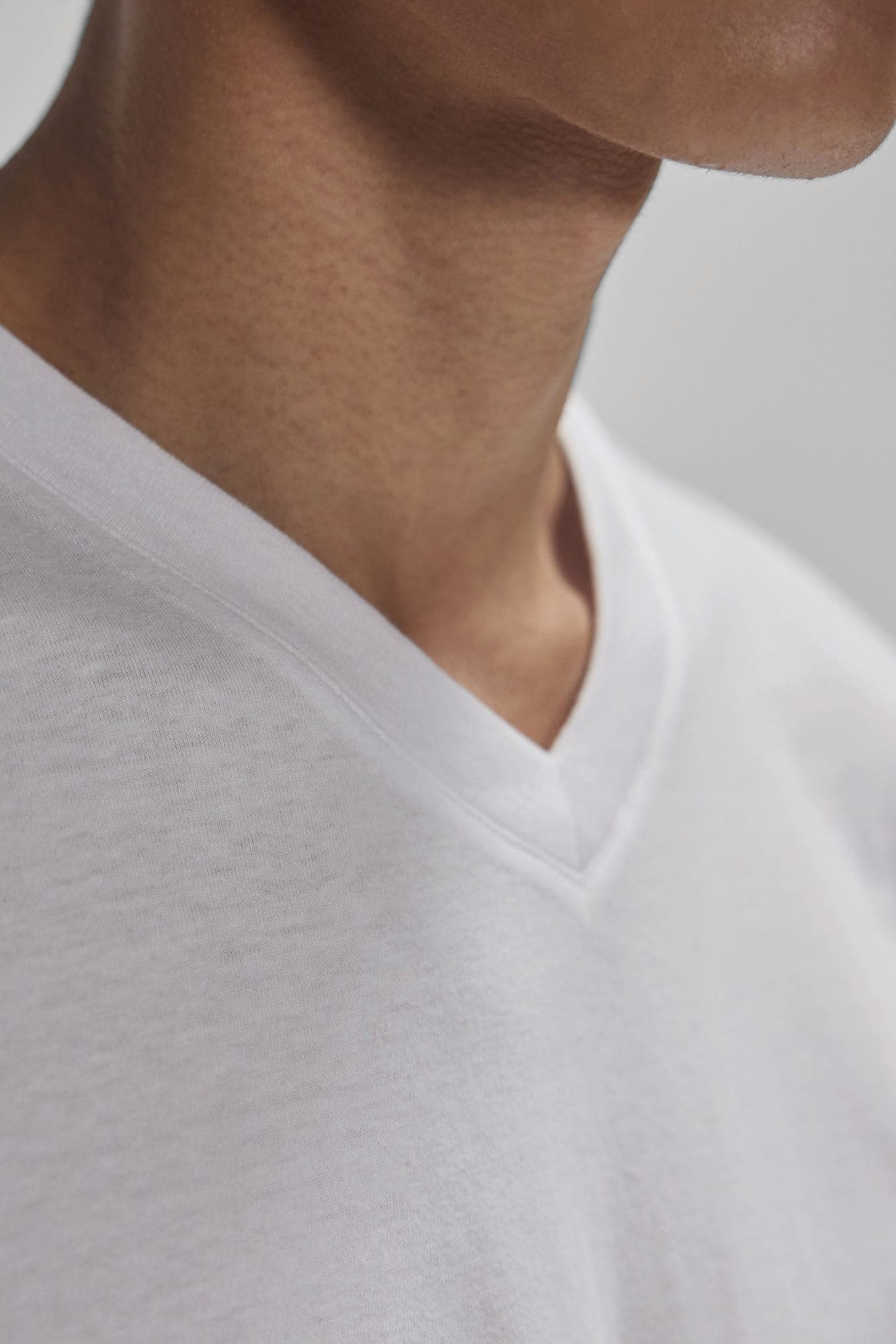 T-shirt col V #150 en situation