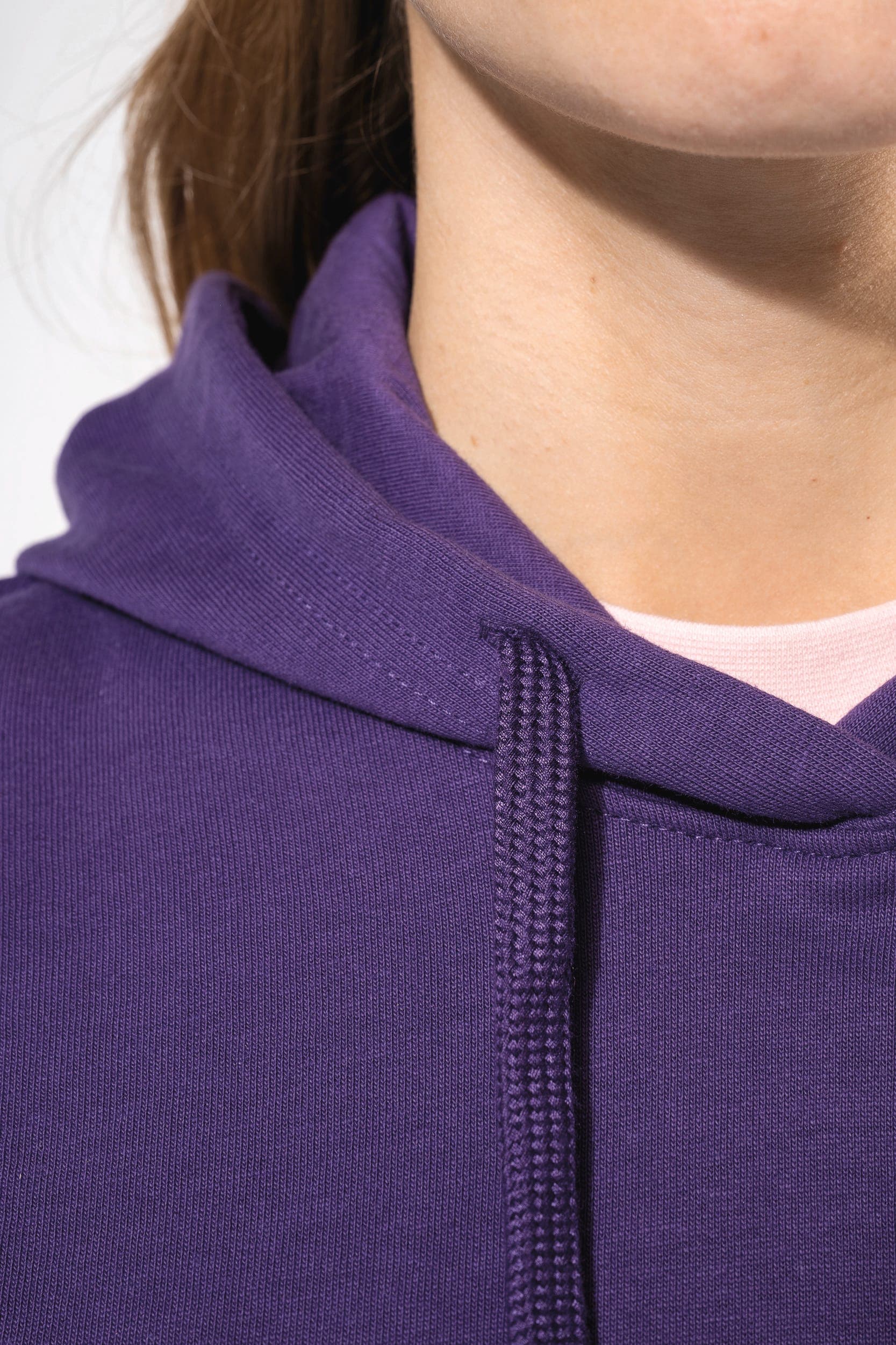 Sweat-shirt capuche femme en situation