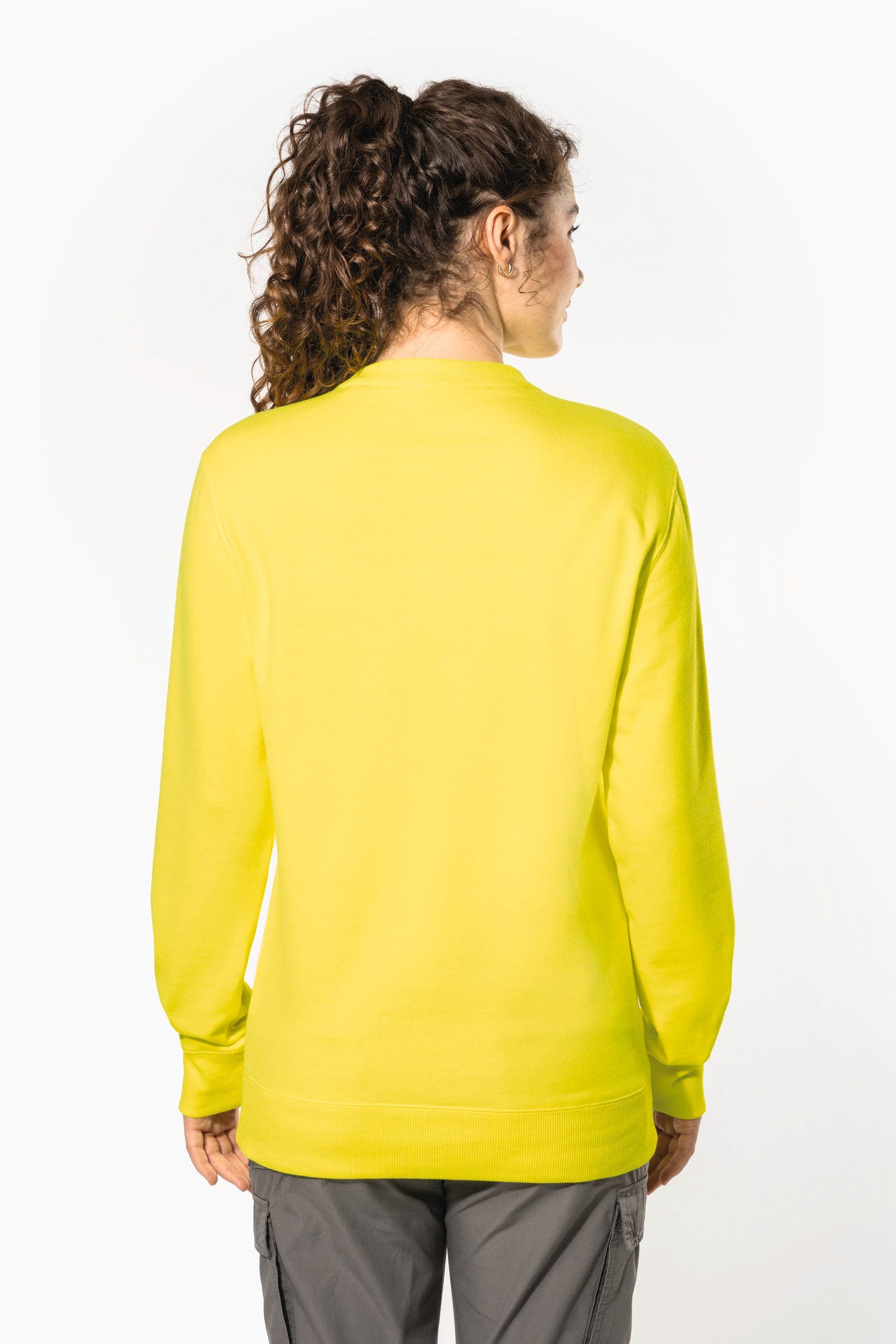Sweat-shirt recyclé col rond unisexe en situation