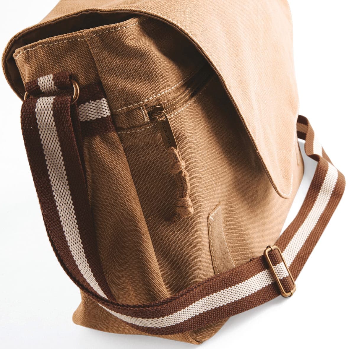 Sac courrier vintage en toile en situation
