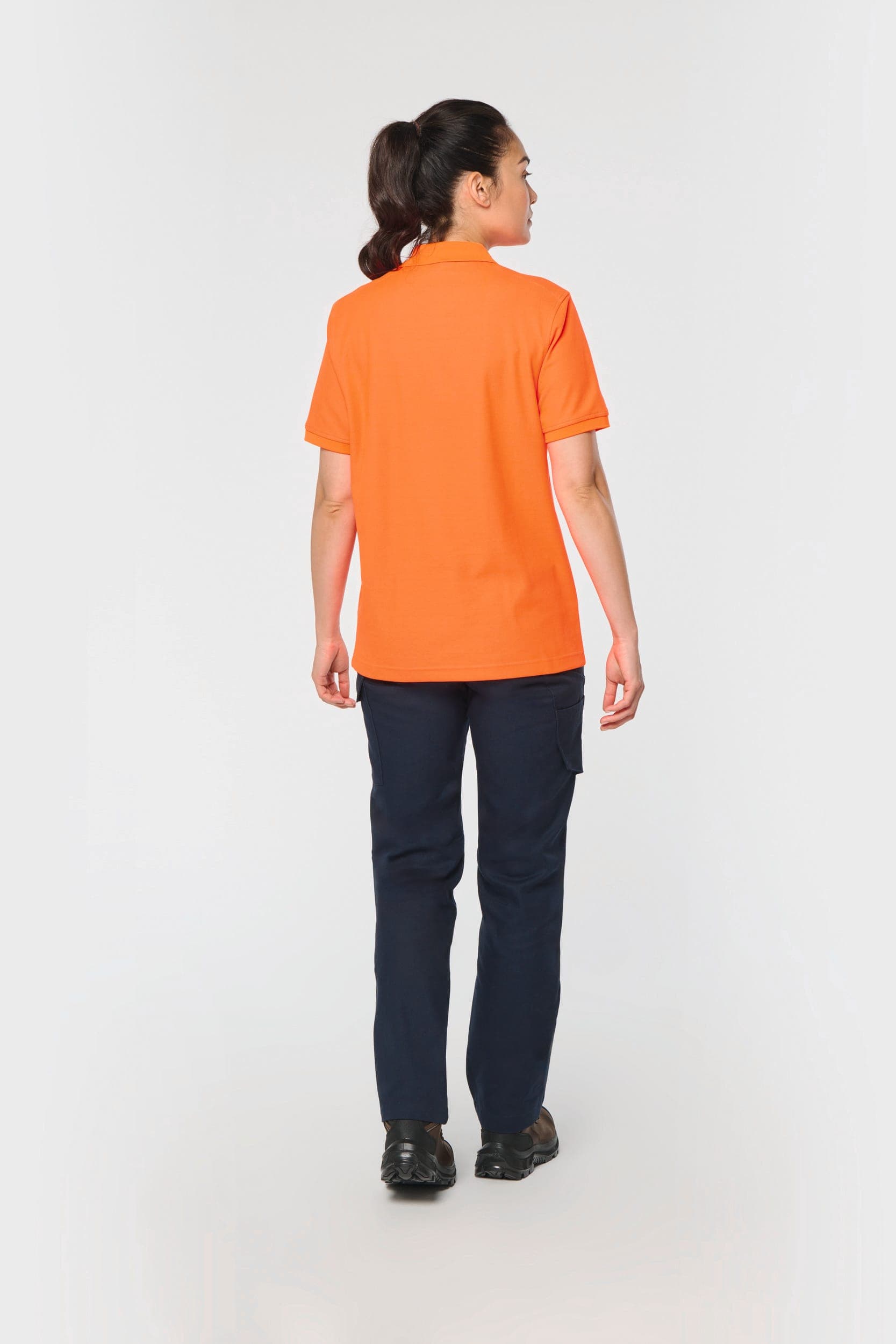 Polo unisexe écoresponsable coton/polyester en situation