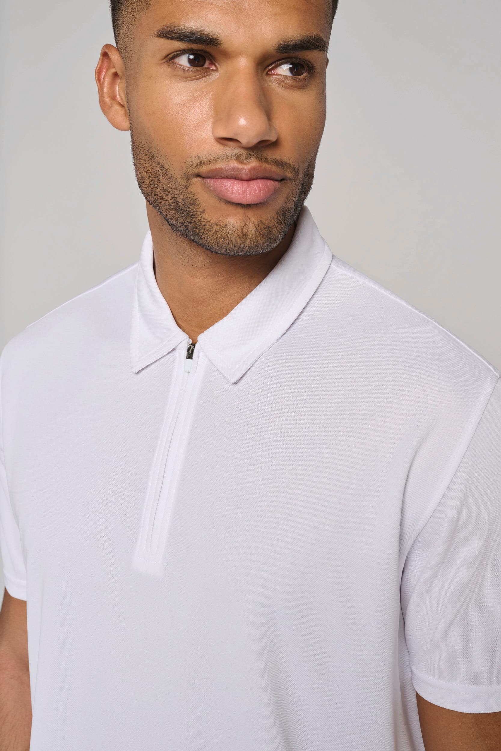 Polo de sport col 1/4 zip homme en situation