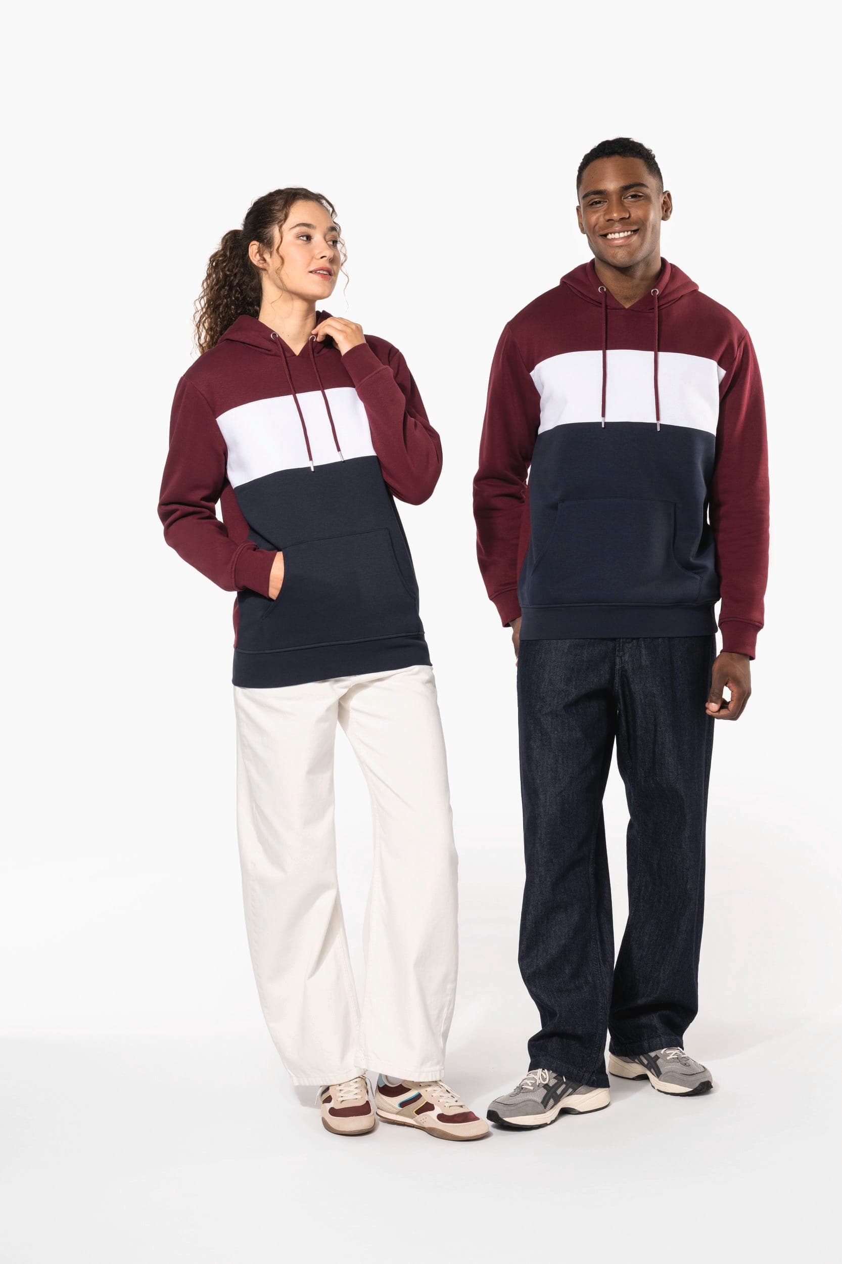 Sweat-shirt tricolore à capuche unisexe en situation