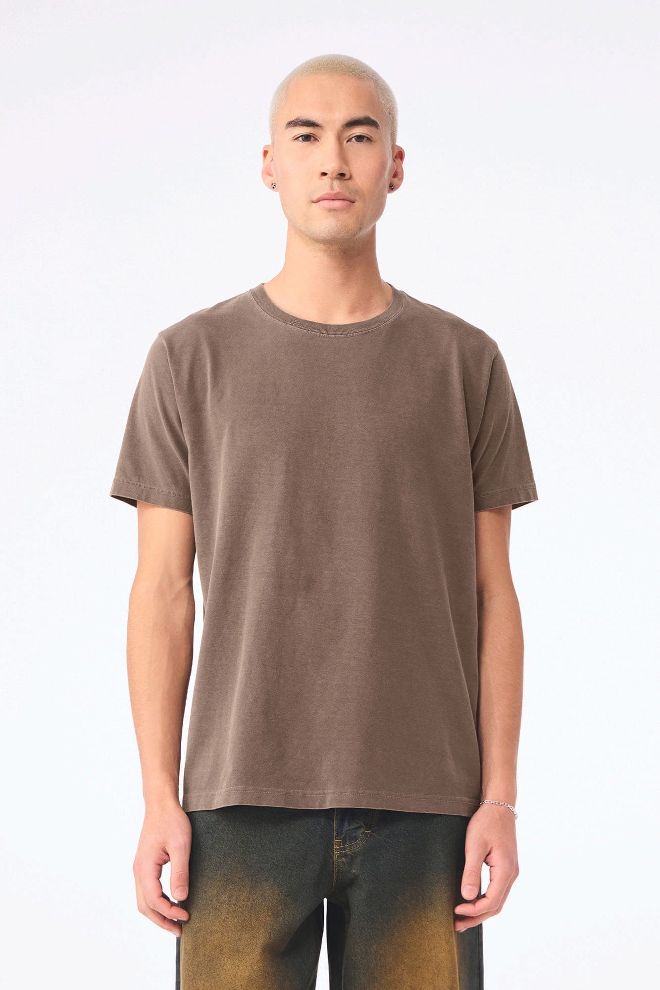 T-shirt délavé épais unisexe en situation