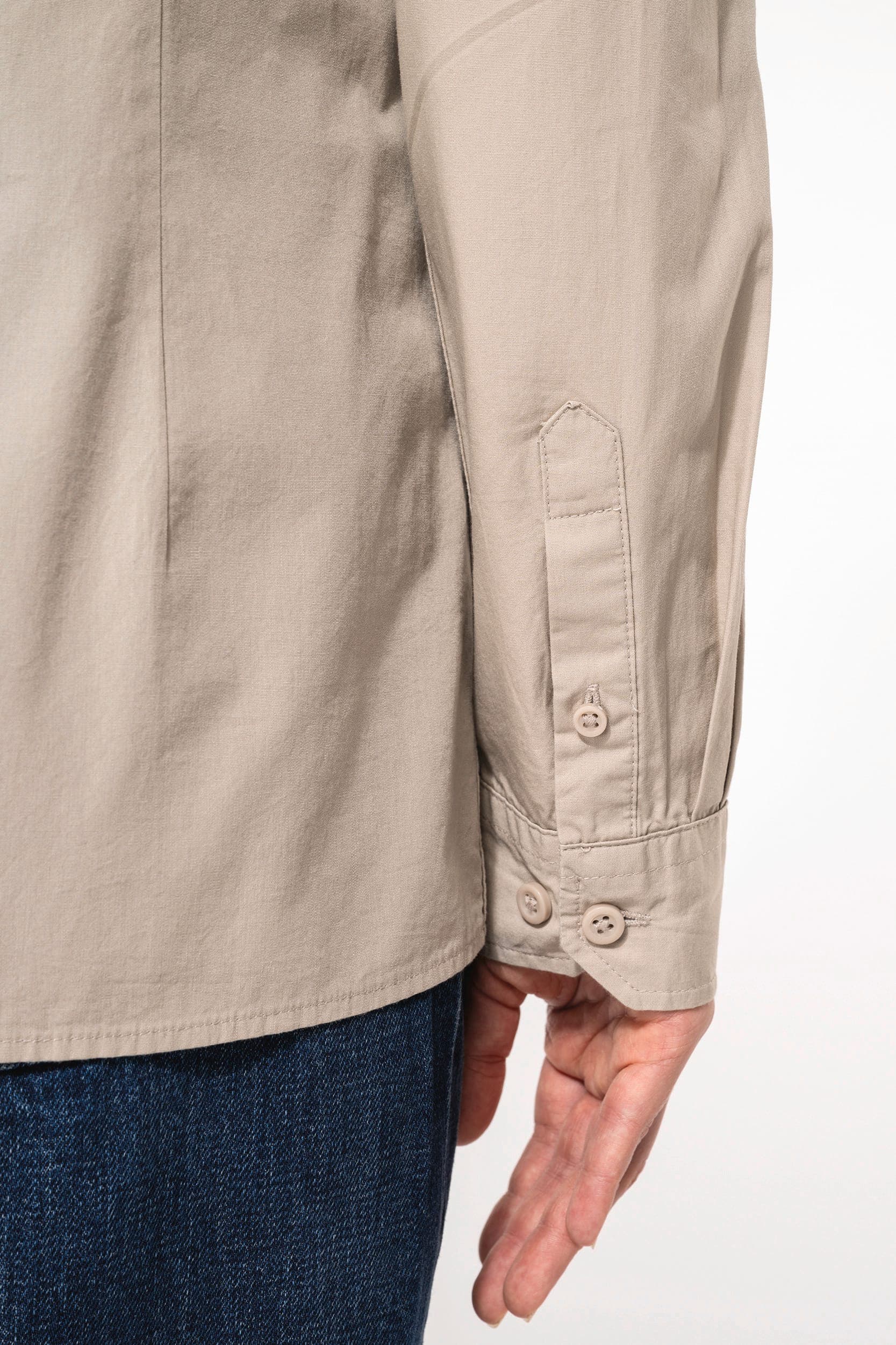 Chemise safari manches longues femme en situation