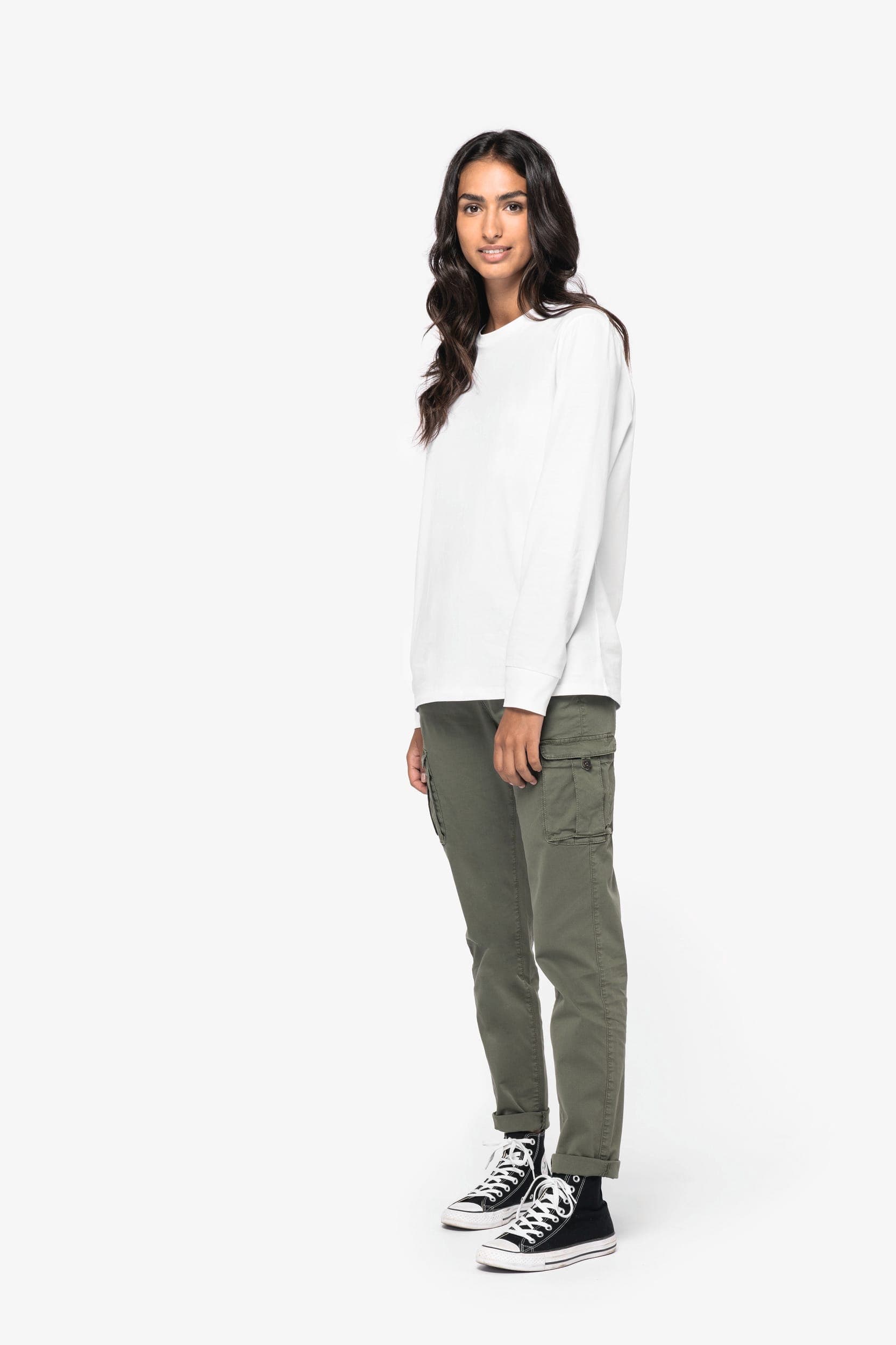 Pantalon cargo écoresponsable délavé femme en situation