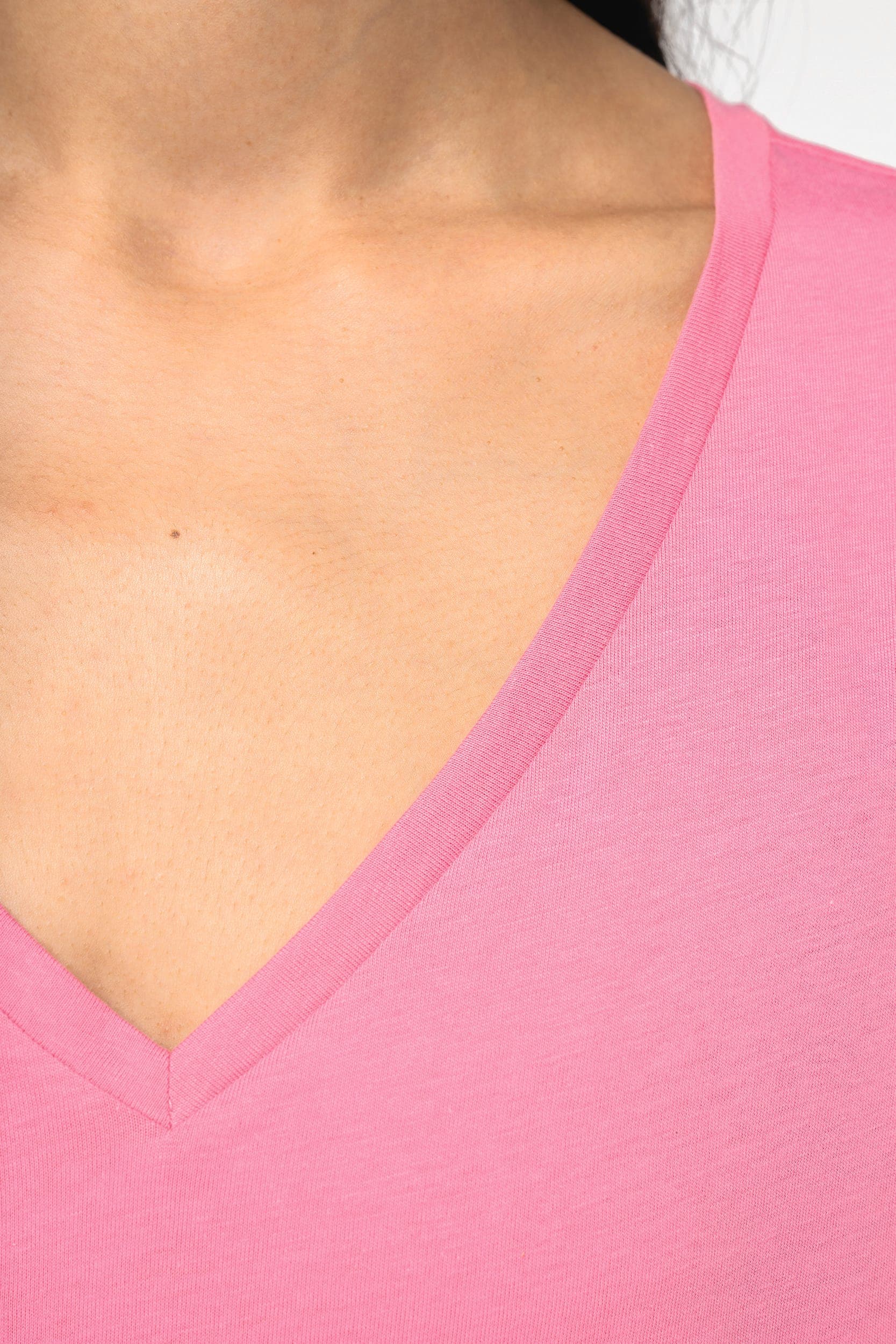 T-shirt écoresponsable loose à col V femme en situation