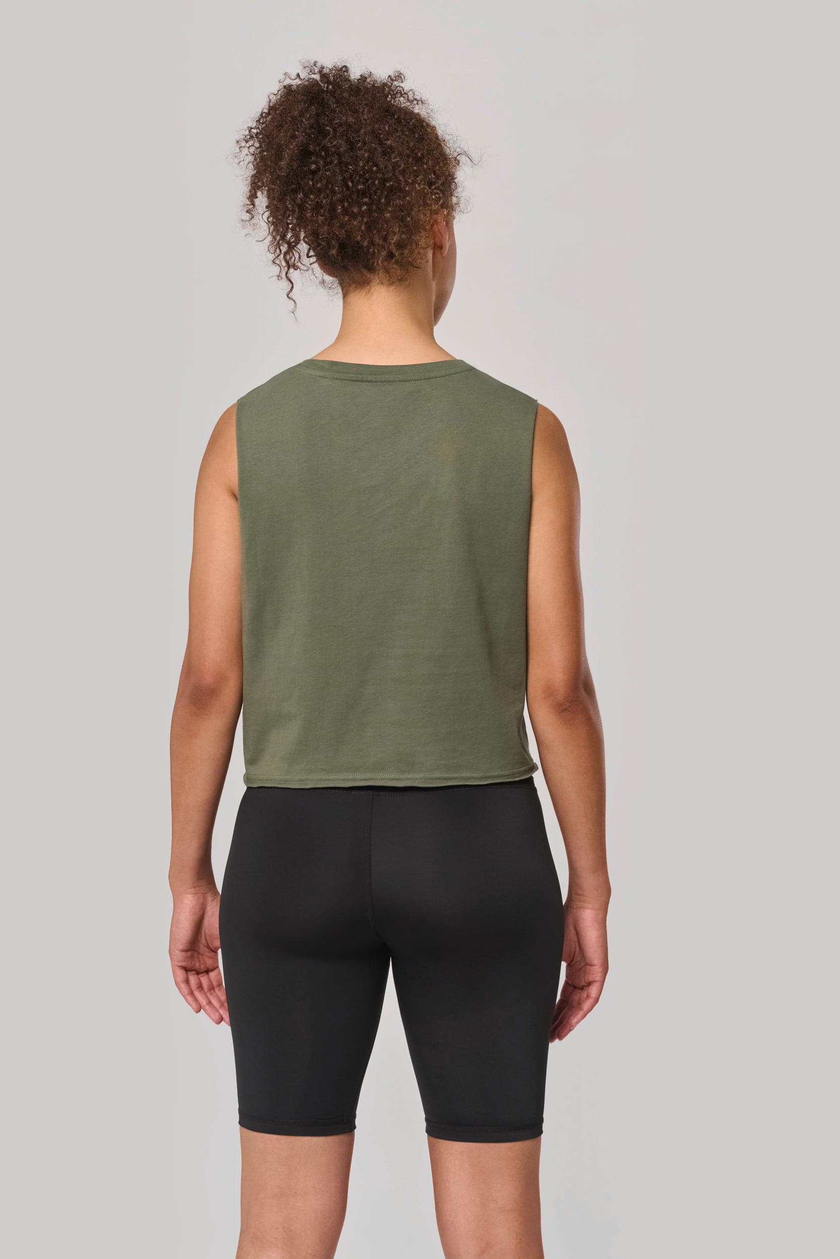 T-shirt crop sans manches femme en situation