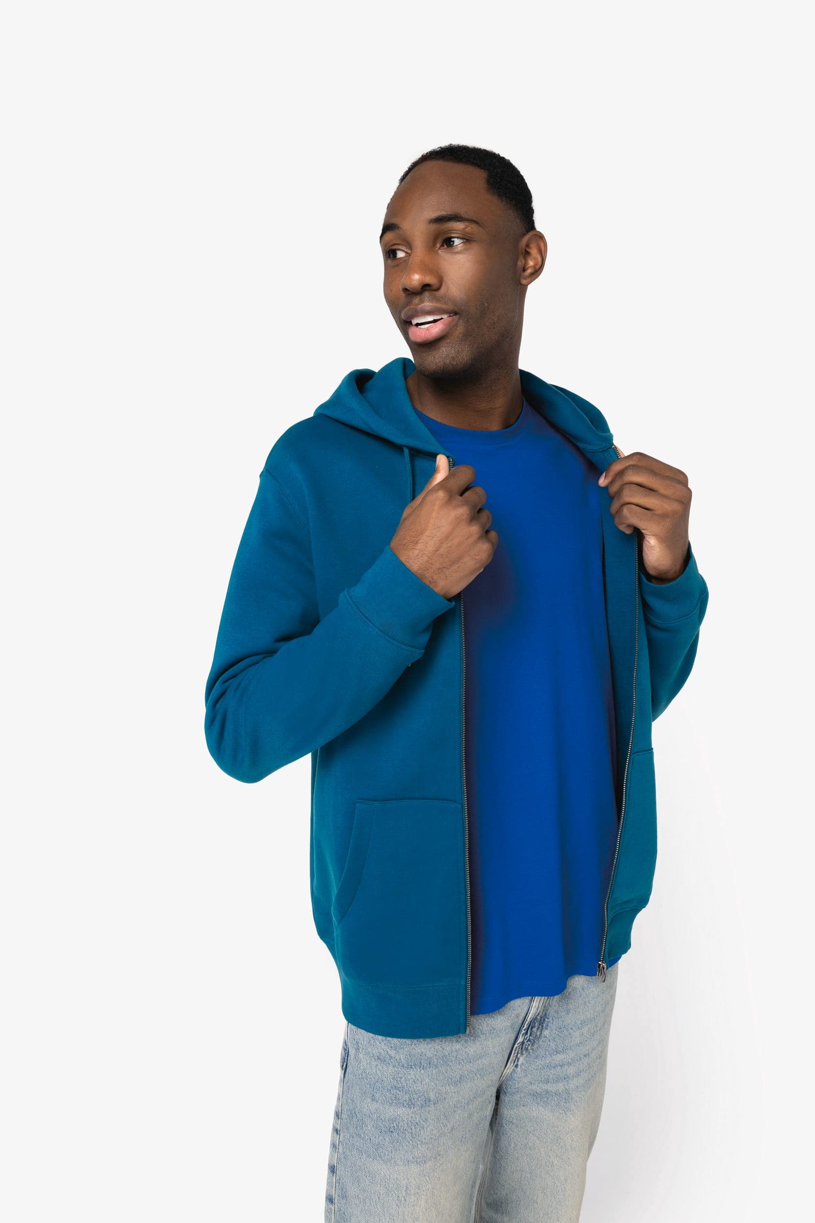 Sweat-shirt écoresponsable zippé à capuche unisexe en situation