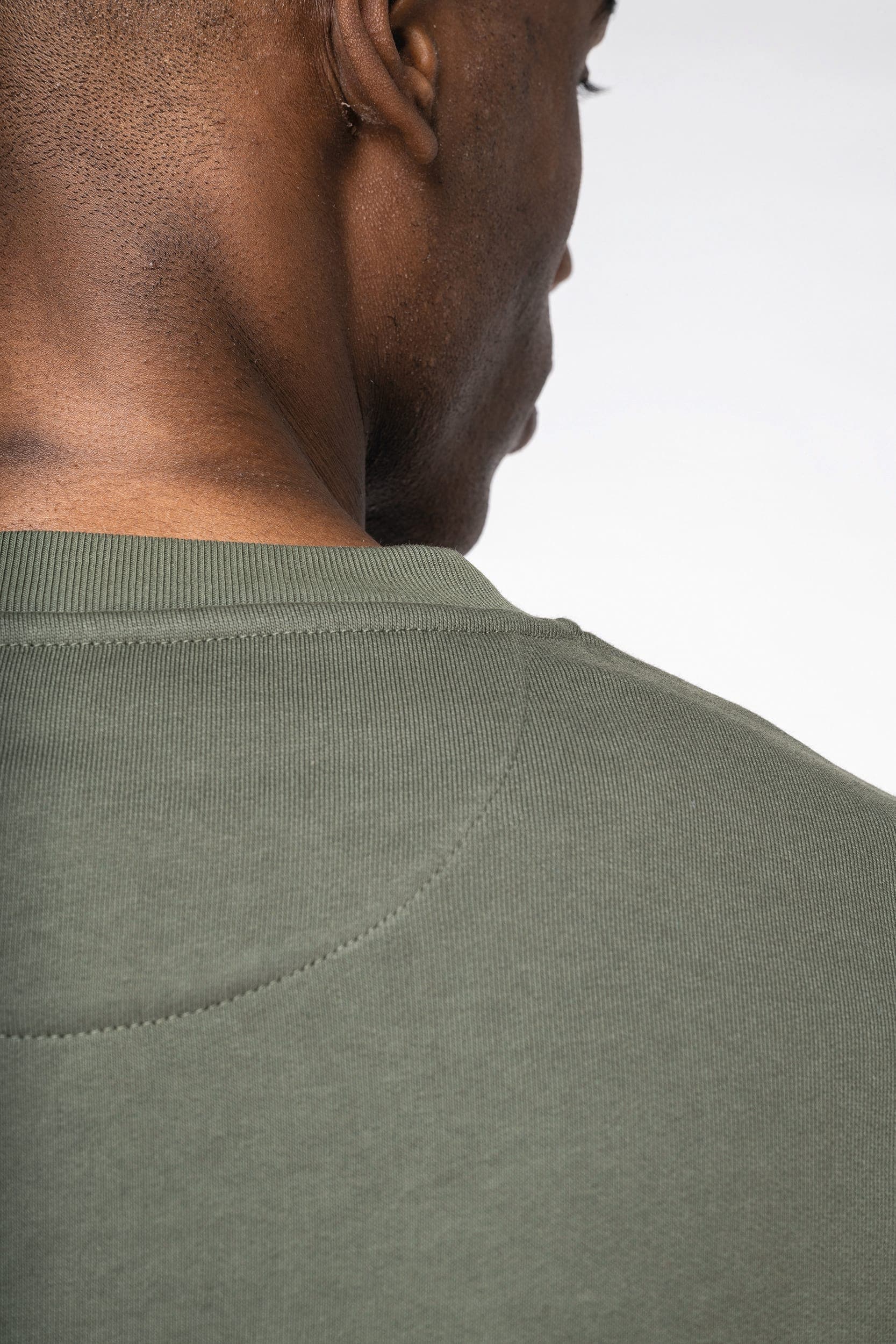 Sweat-shirt écoresponsable à col rond à épaules tombantes molleton gratté unisexe en situation