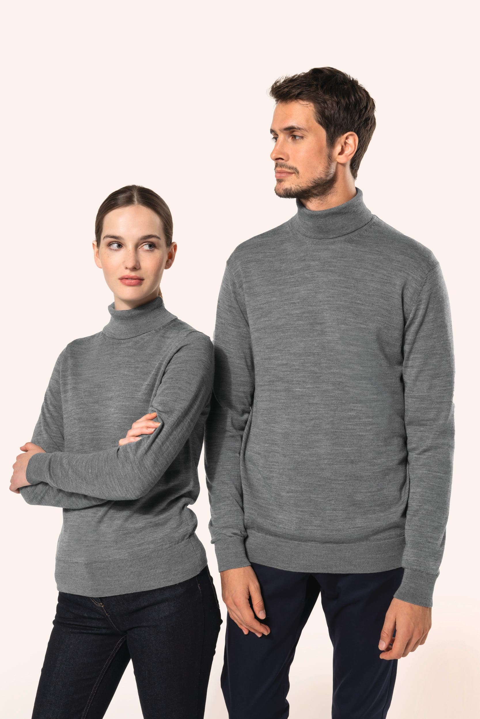 Pull Mérinos col roulé femme en situation