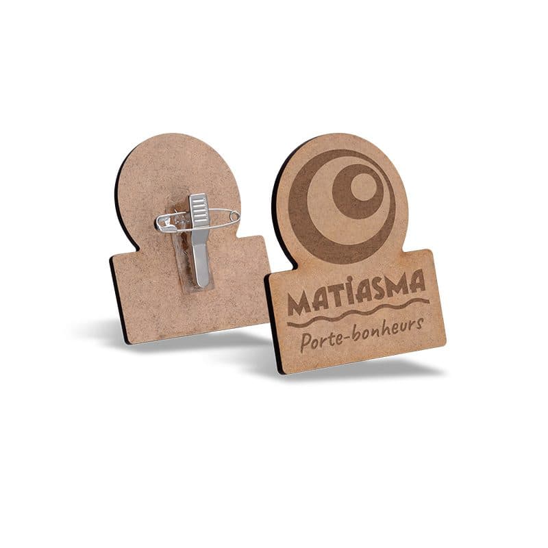 BADGE SUR-MESUREMDF EP 3mm AVEC PINCE-EPINGLE ENTRE 20 cm2 ET 40 cm2 en situation