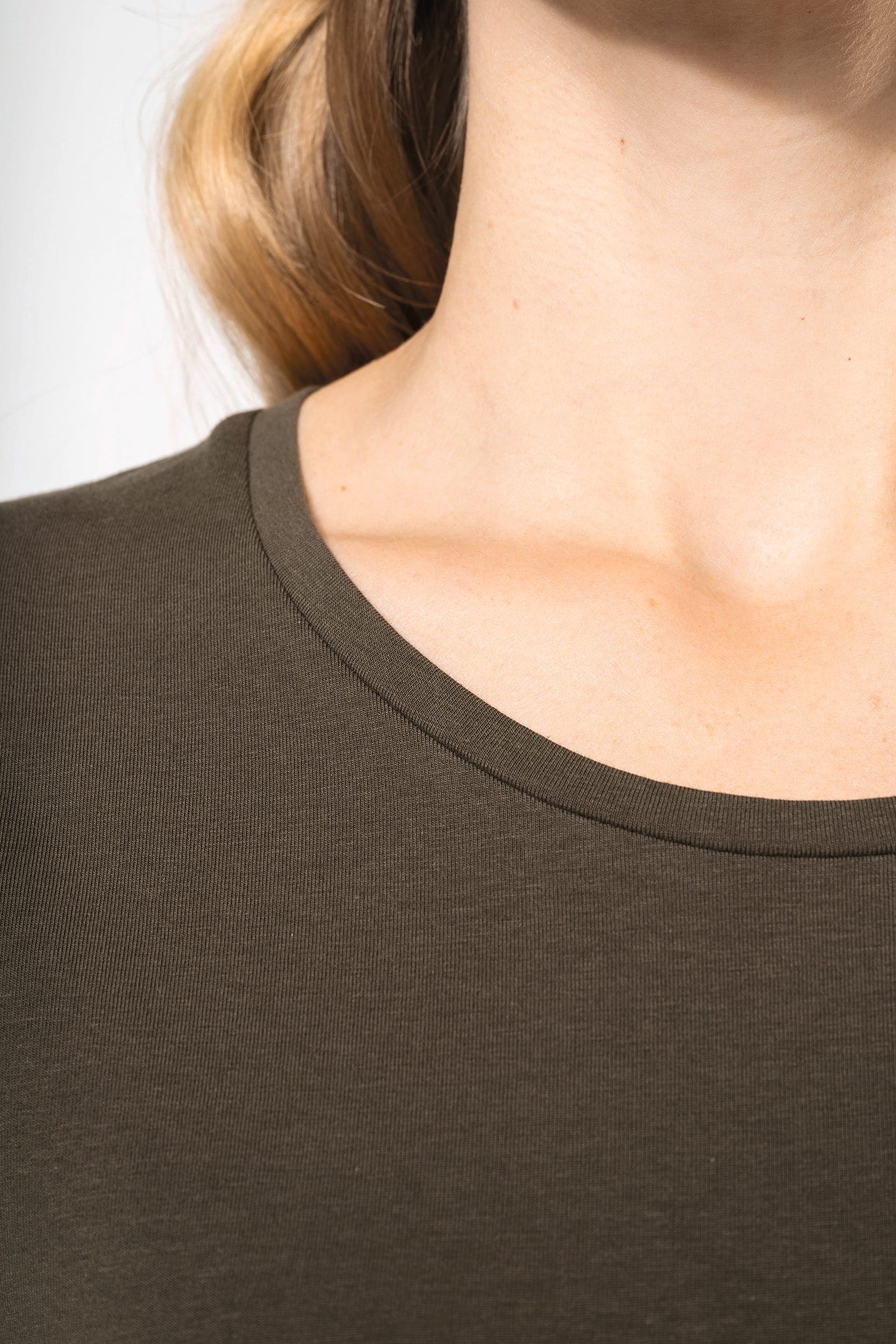 T-shirt col rond manches courtes femme en situation