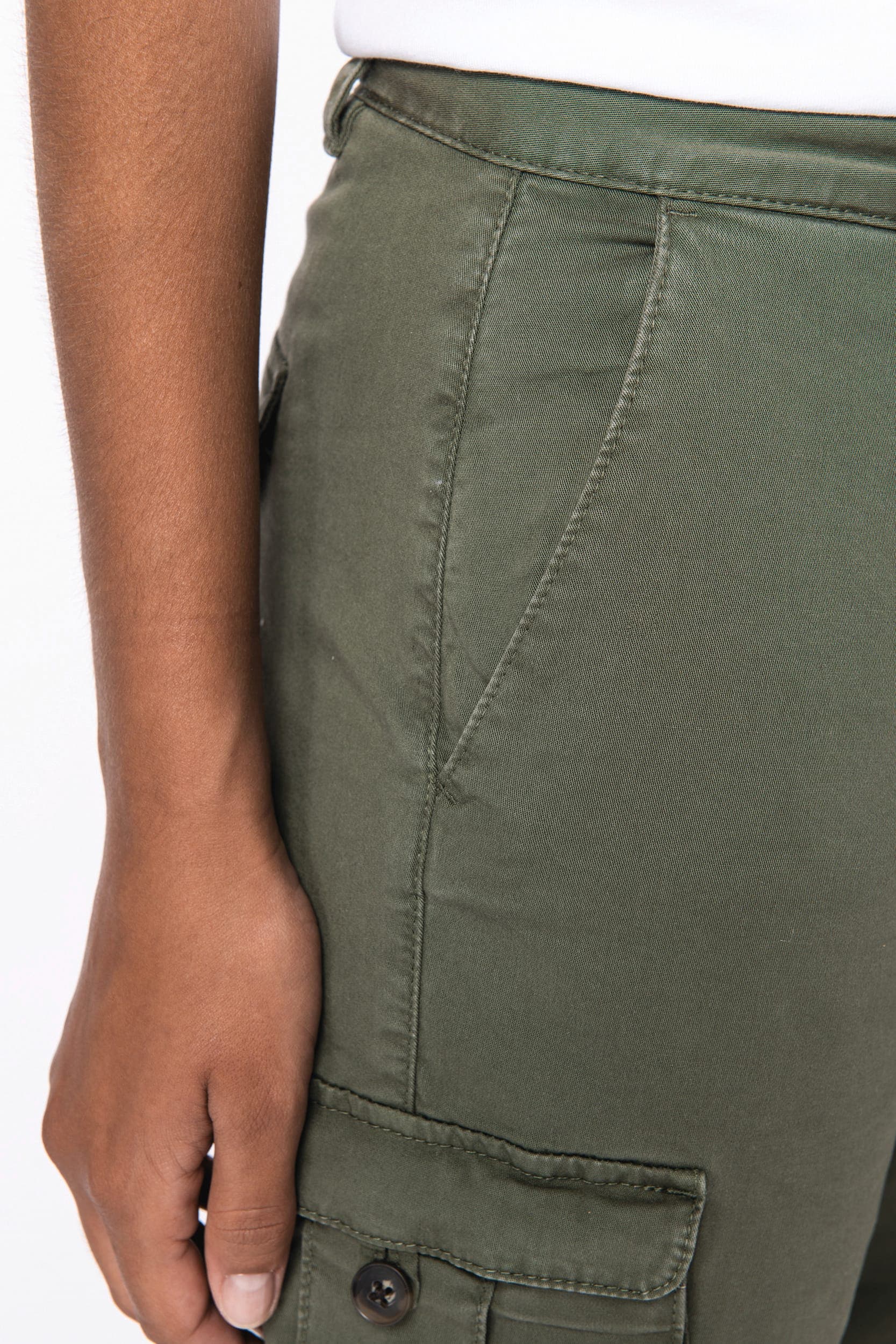 Pantalon cargo écoresponsable délavé femme en situation