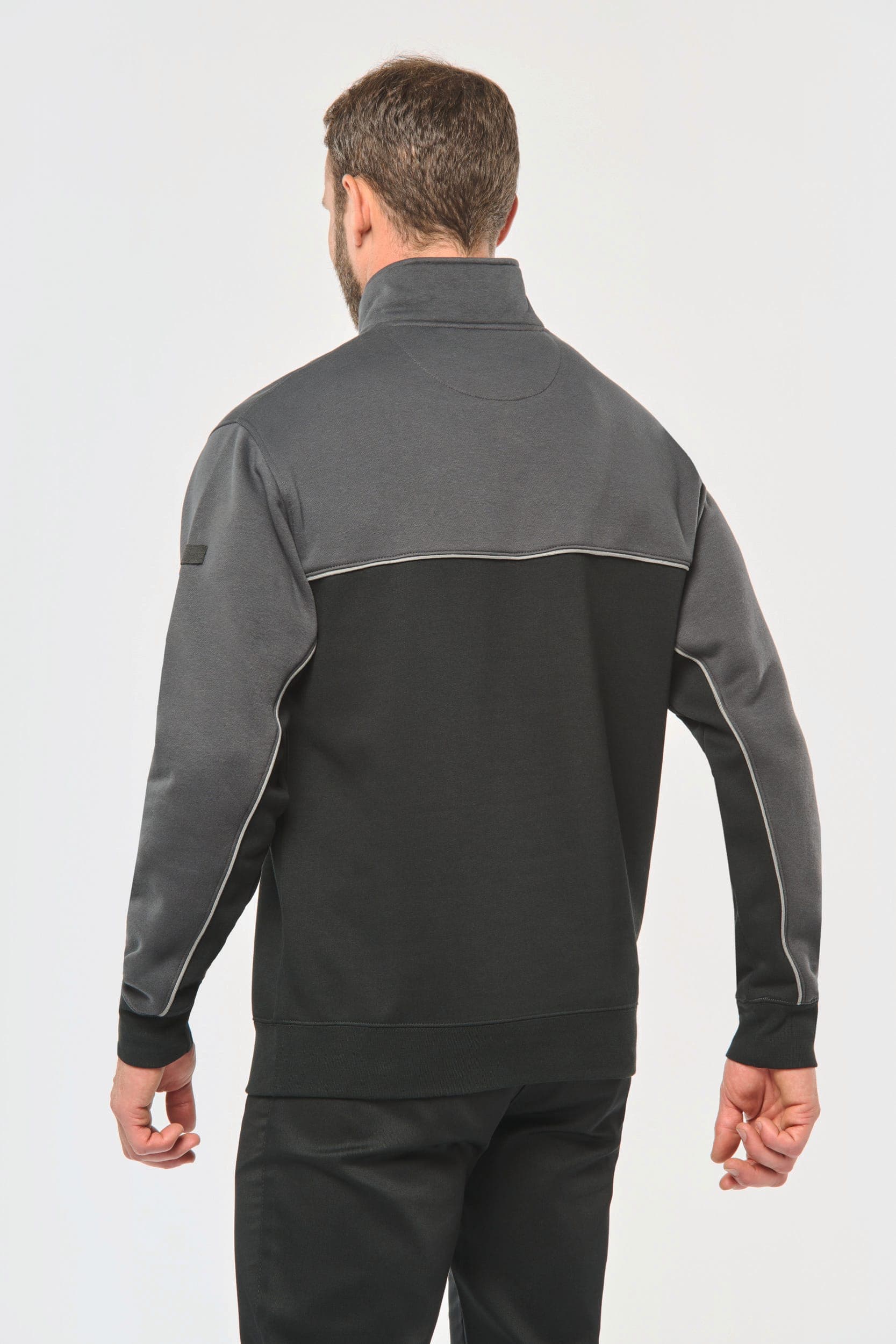 Sweat-shirt écoresponsable col zippé unisexe en situation