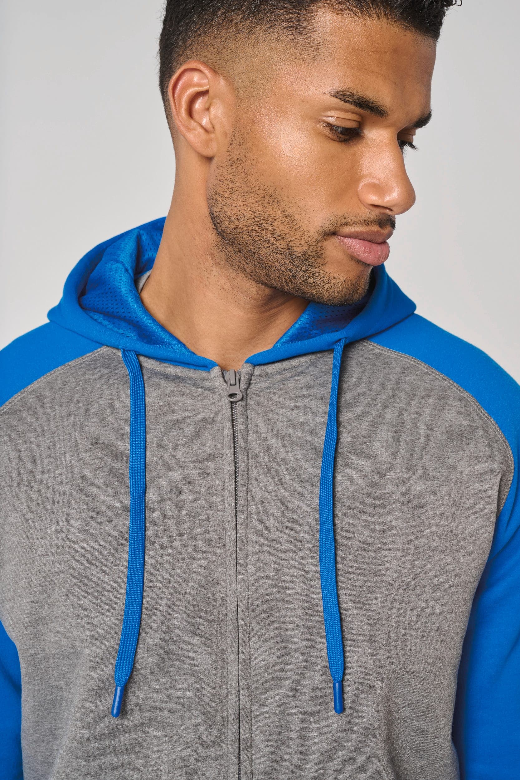 Veste molleton zippée capuche bicolore unisexe en situation