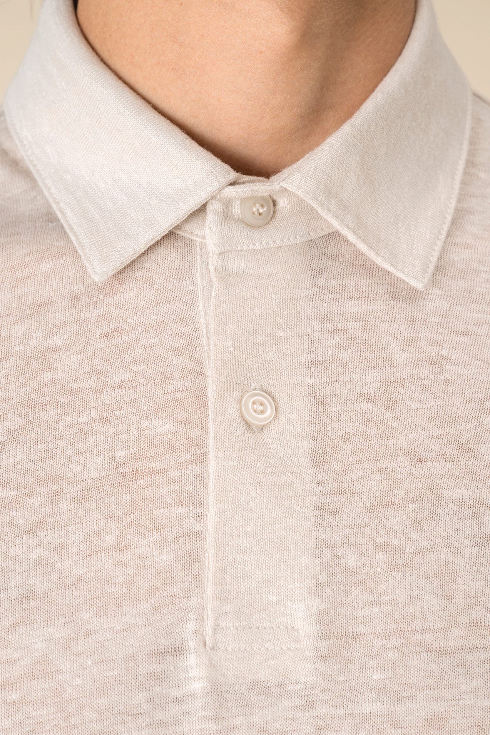 Polo en lin homme en situation