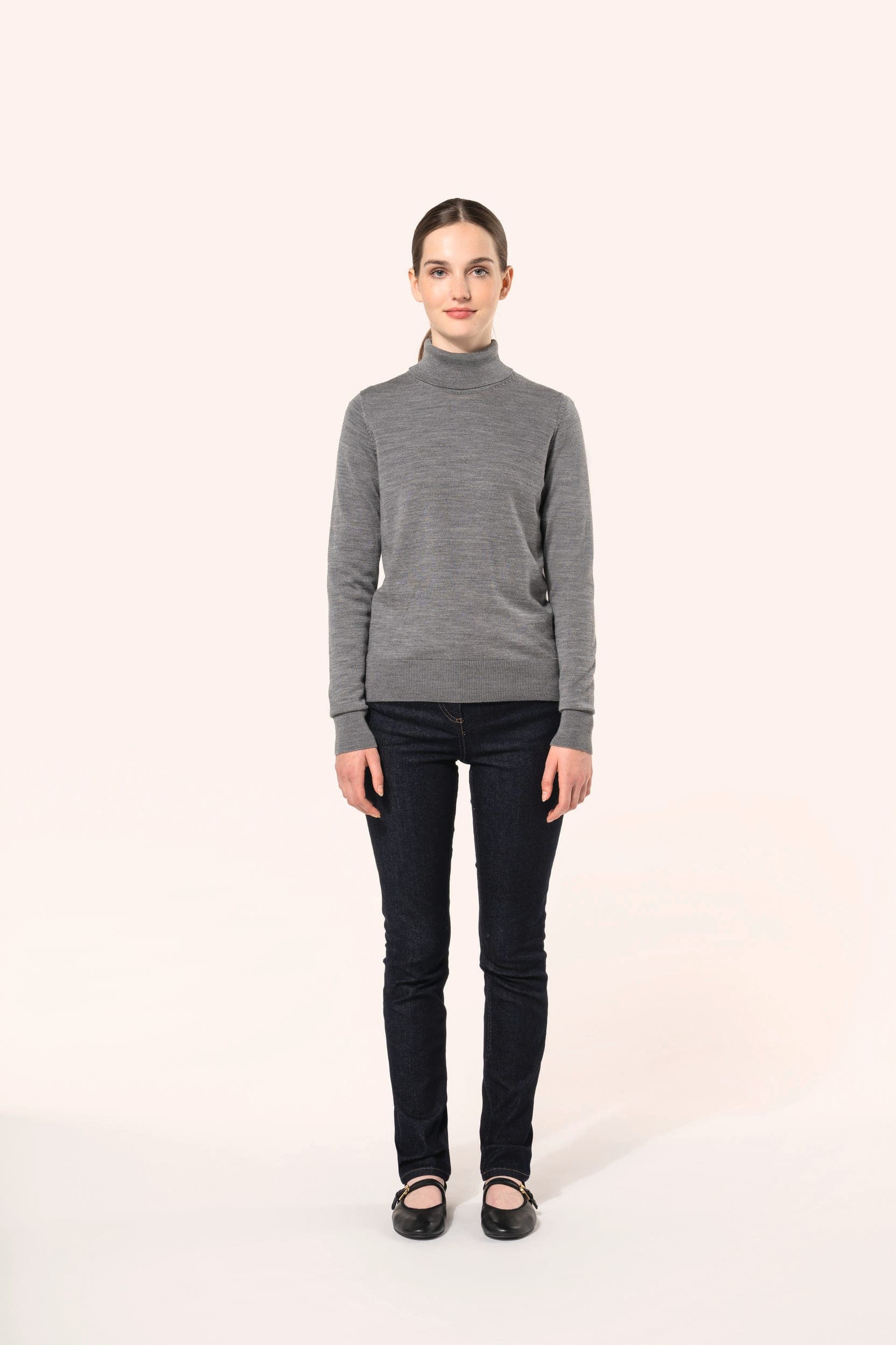 Pull Mérinos col roulé femme en situation