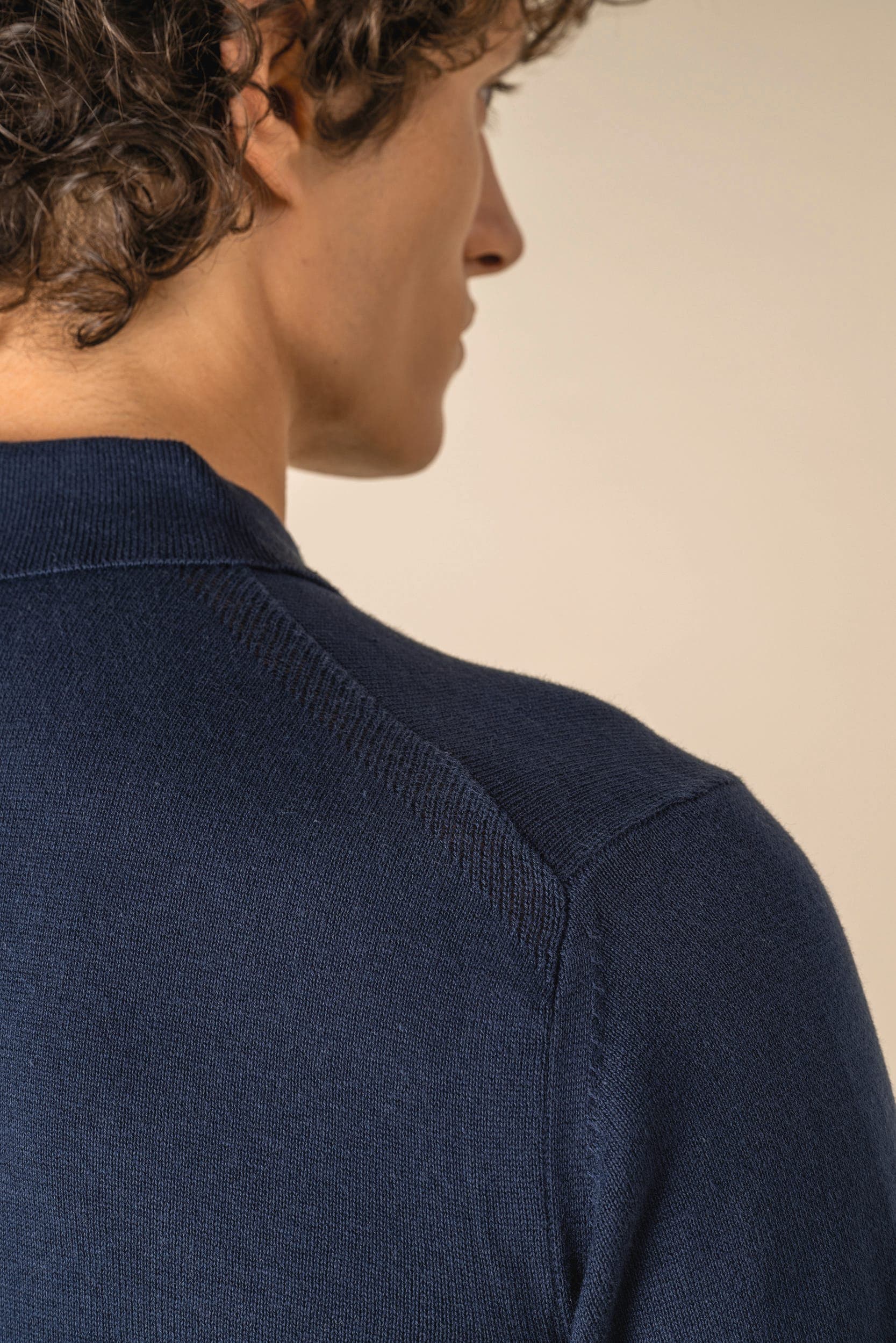 Polo écoresponsable en maille homme en situation