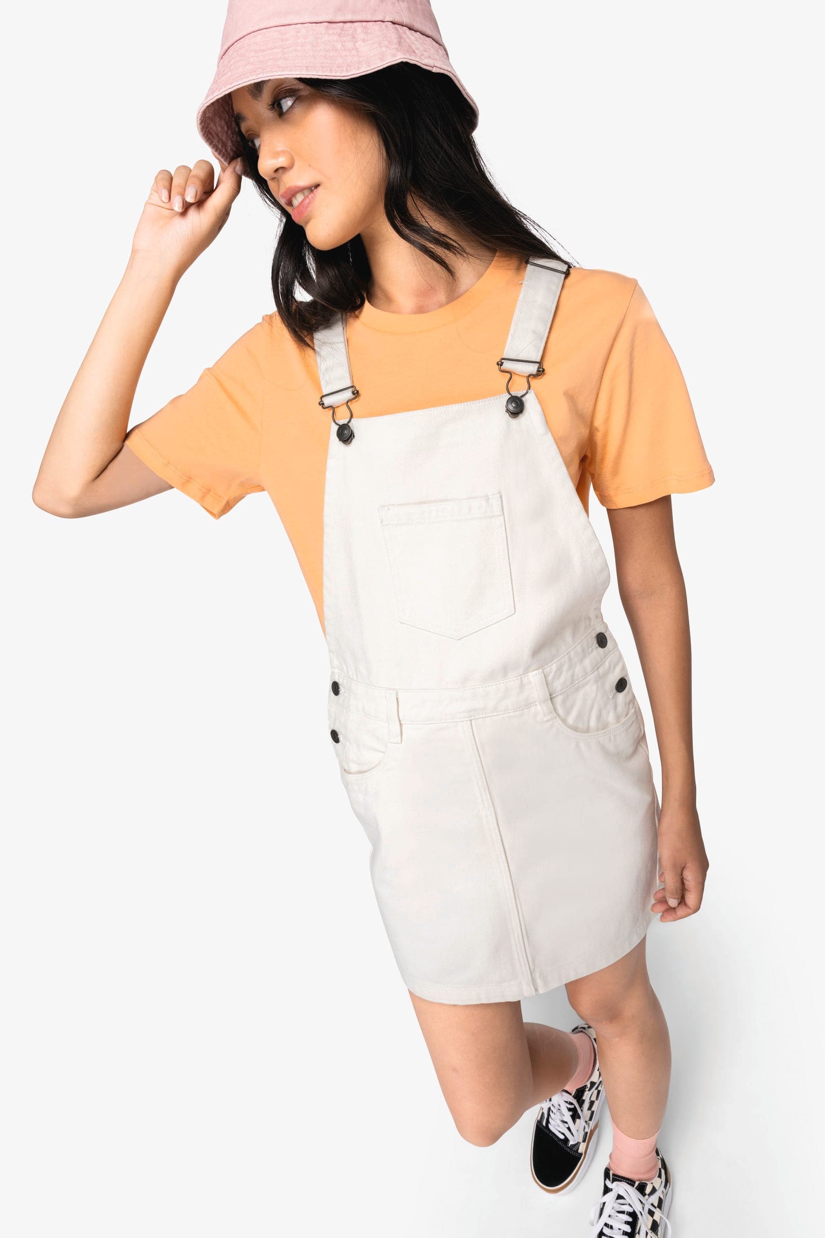 Robe salopette écoresponsable femme en situation