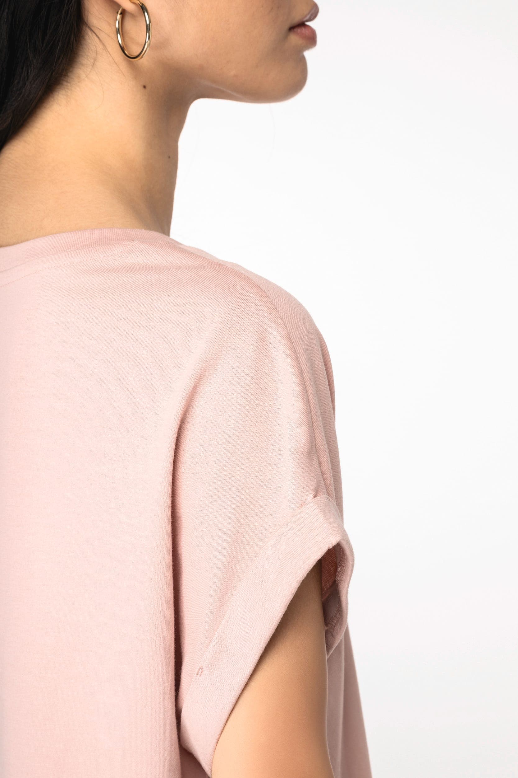T-shirt écoresponsable manches à revers femme en situation