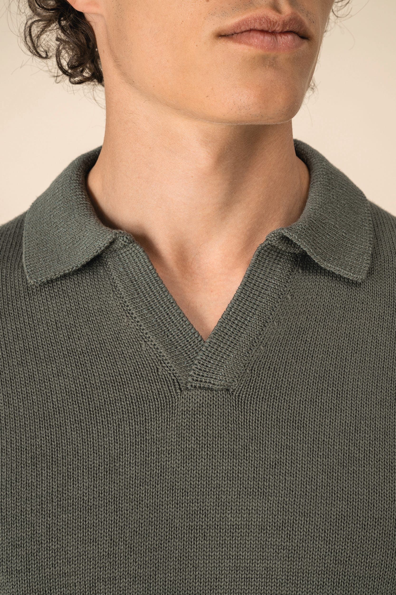 Pull homme à col polo en situation