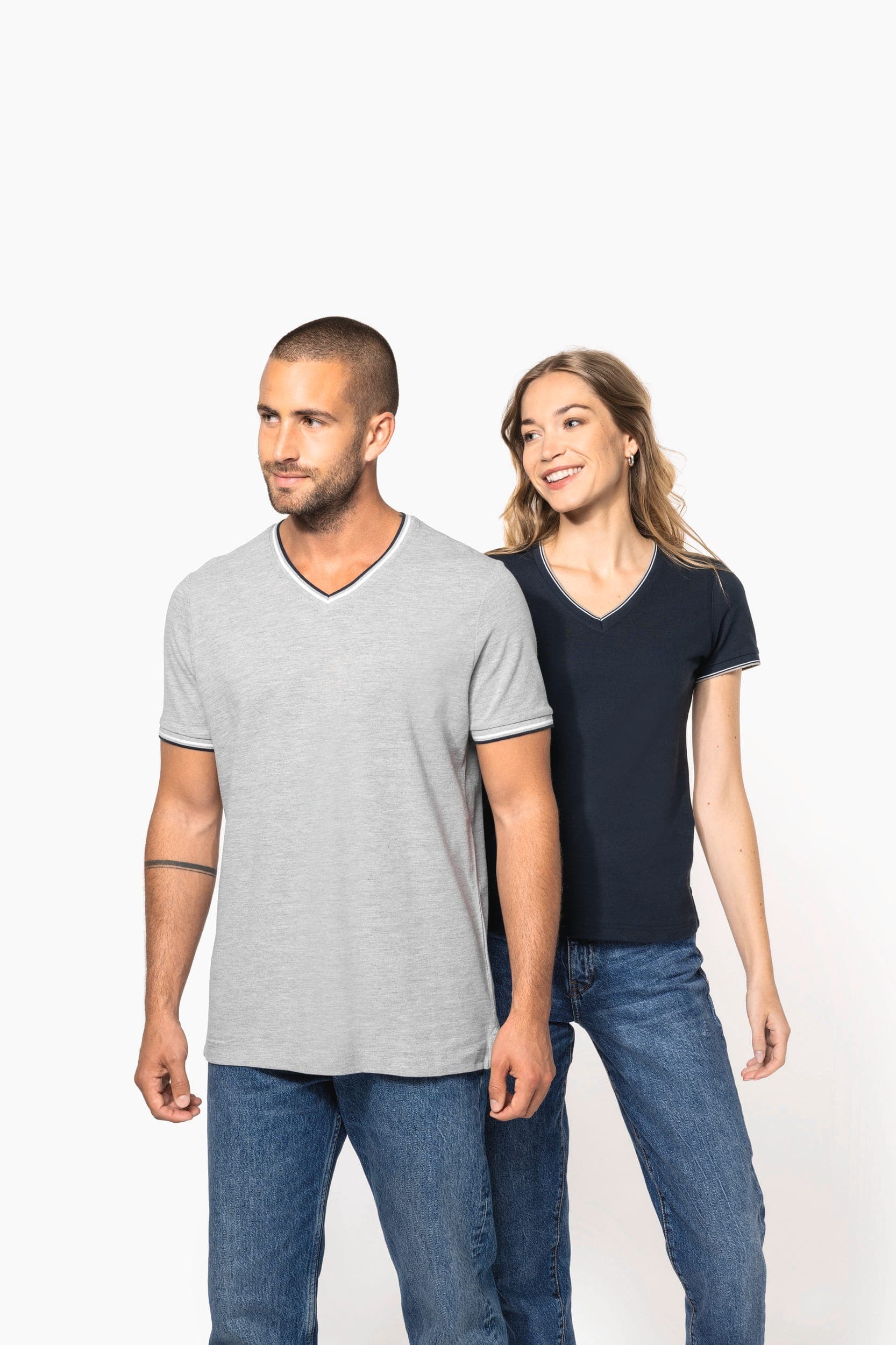 T-shirt maille piquée col V homme en situation