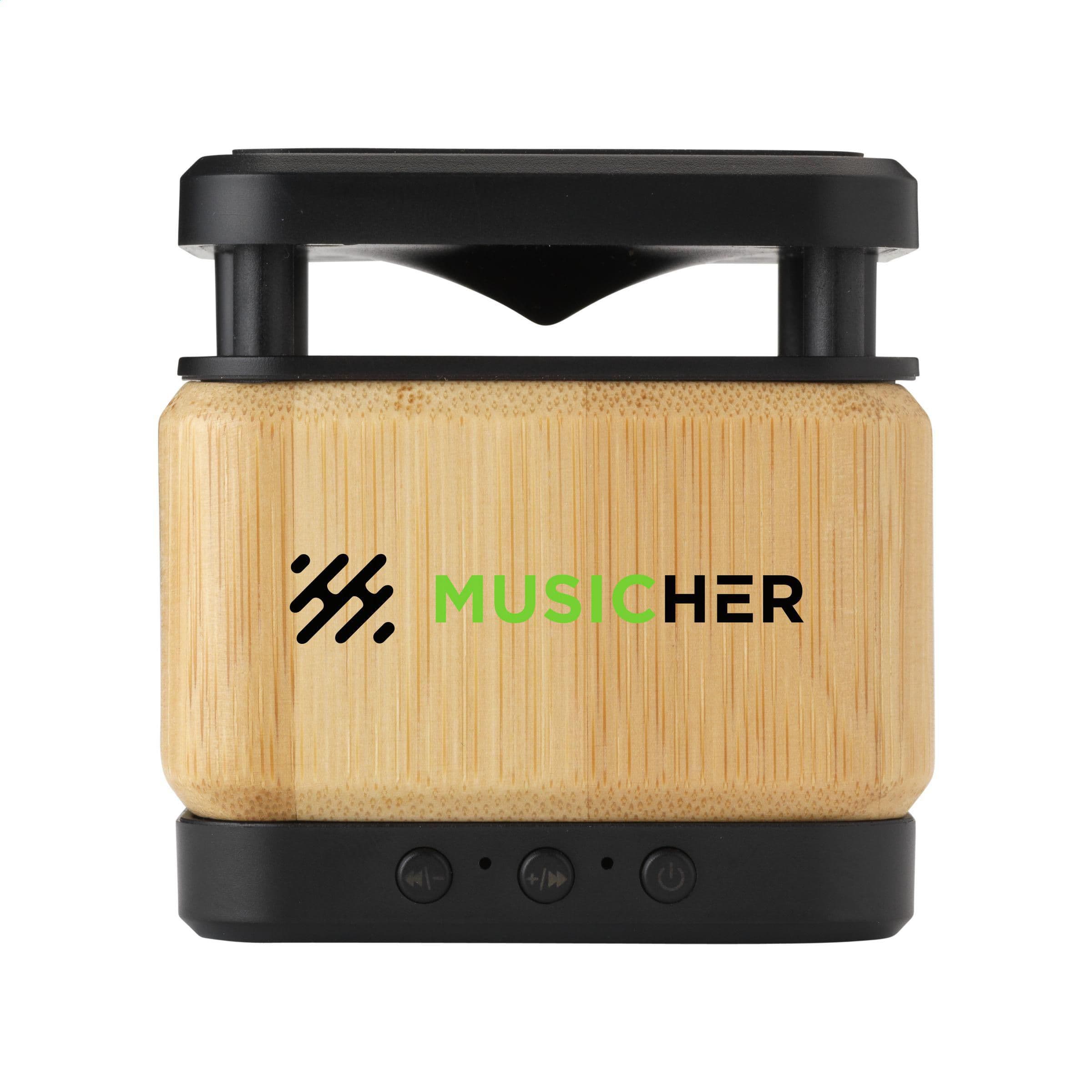 Enceinte bambou avec chargeur sans fil en situation