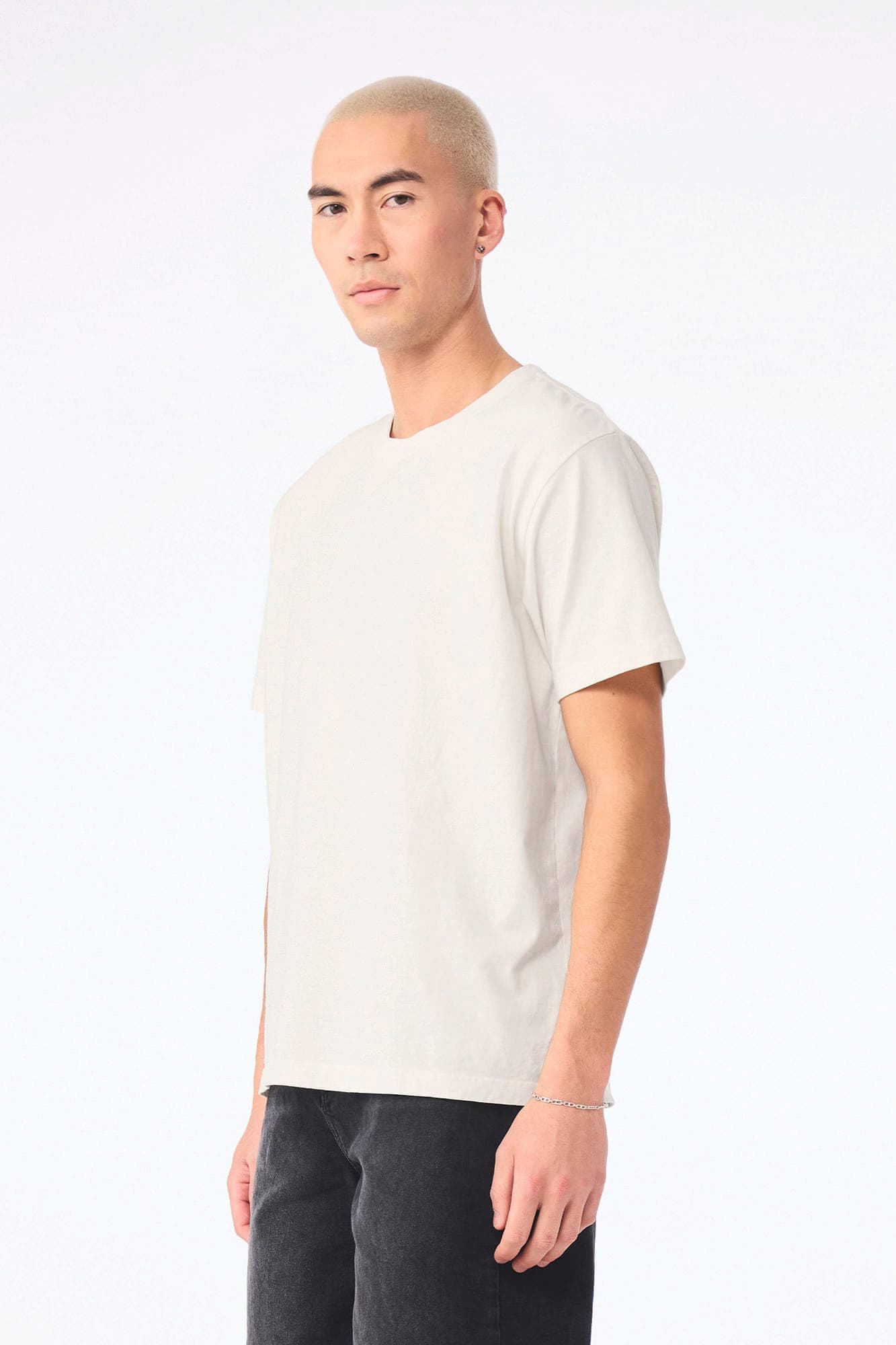 T-shirt délavé épais unisexe en situation
