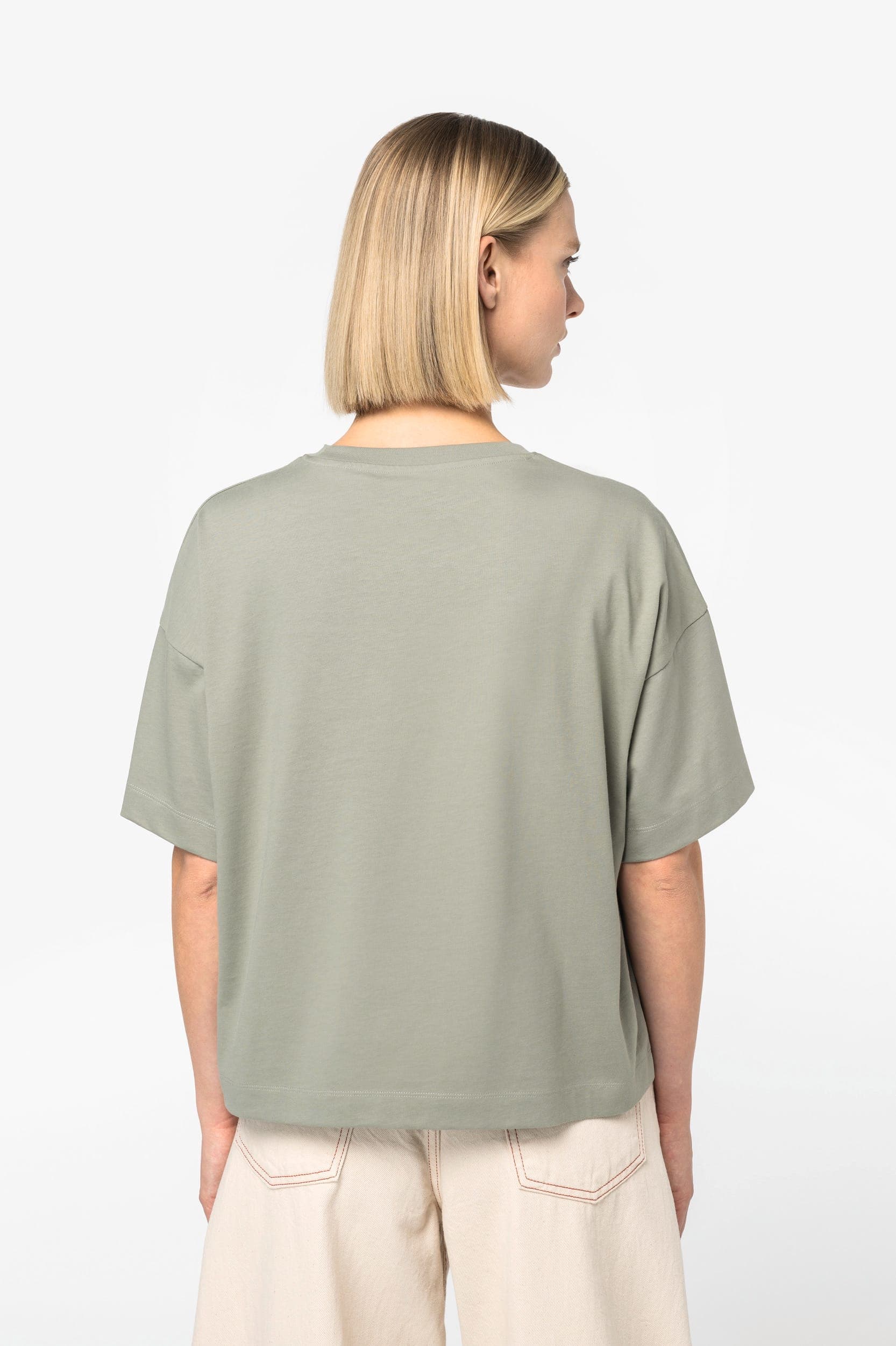 T-shirt écoresponsable boxy à épaules tombantes femme en situation