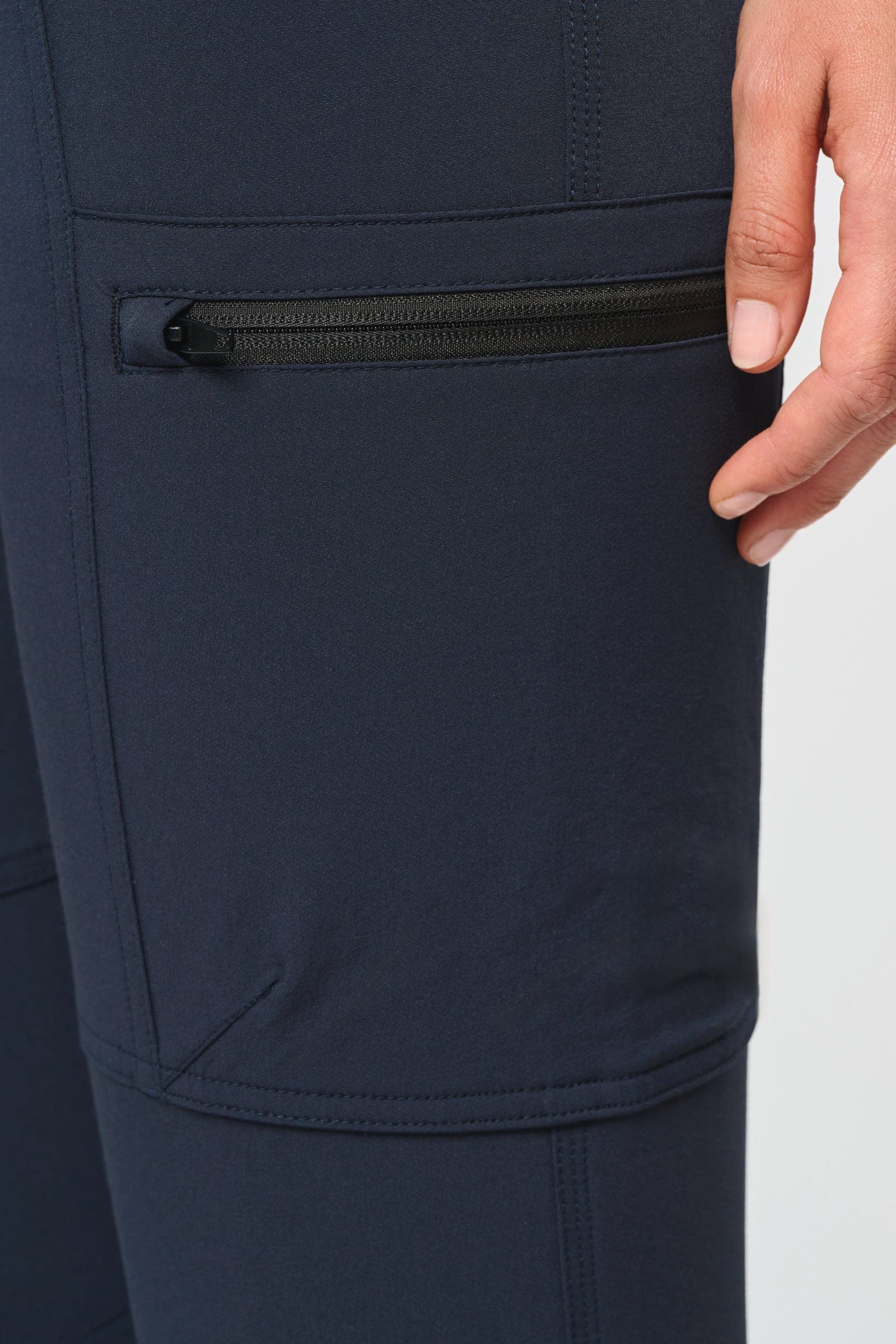 Pantalon recyclé stretch femme en situation