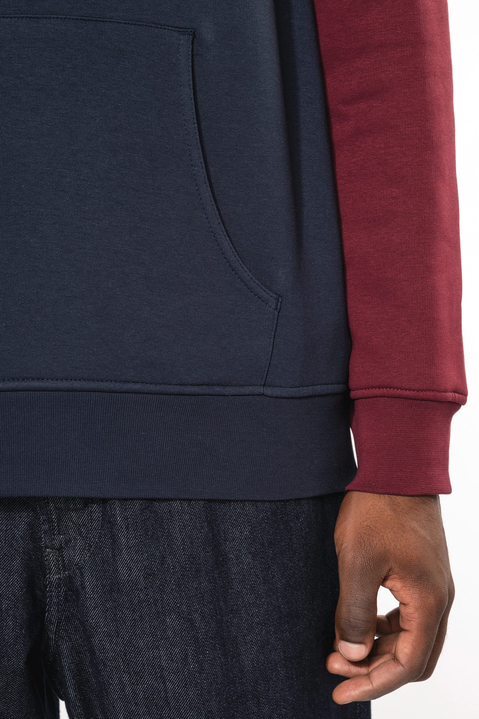 Sweat-shirt tricolore à capuche unisexe en situation