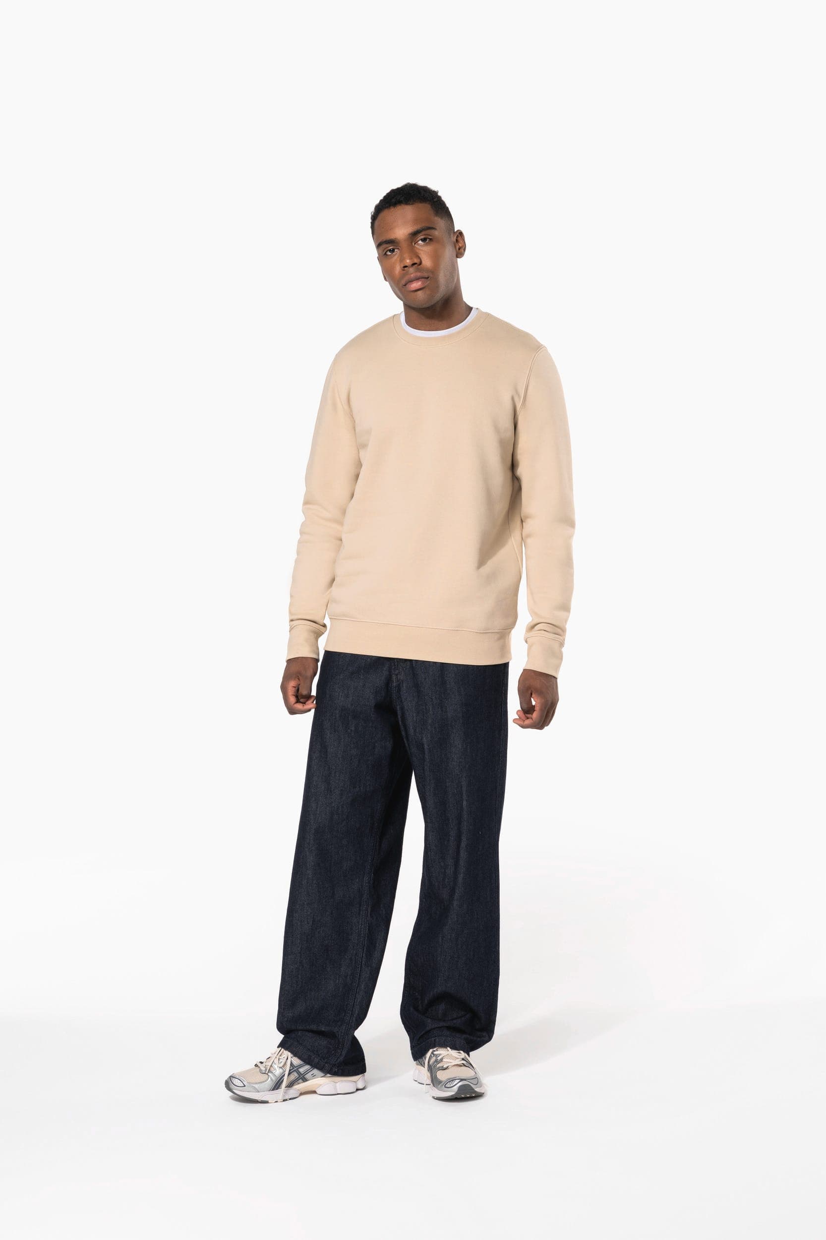 Sweat-shirt écoresponsable col rond unisexe en situation