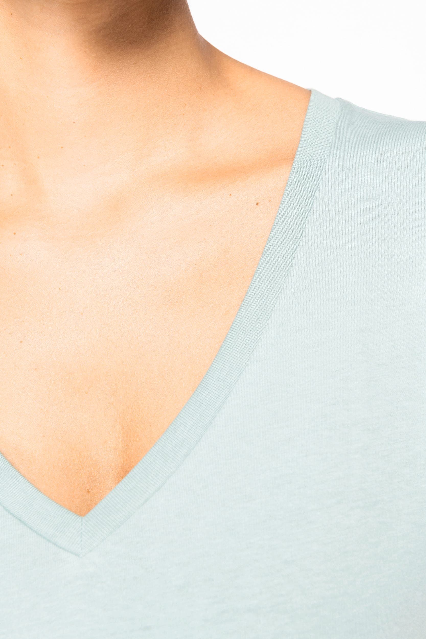 T-shirt écoresponsable col V femme en situation