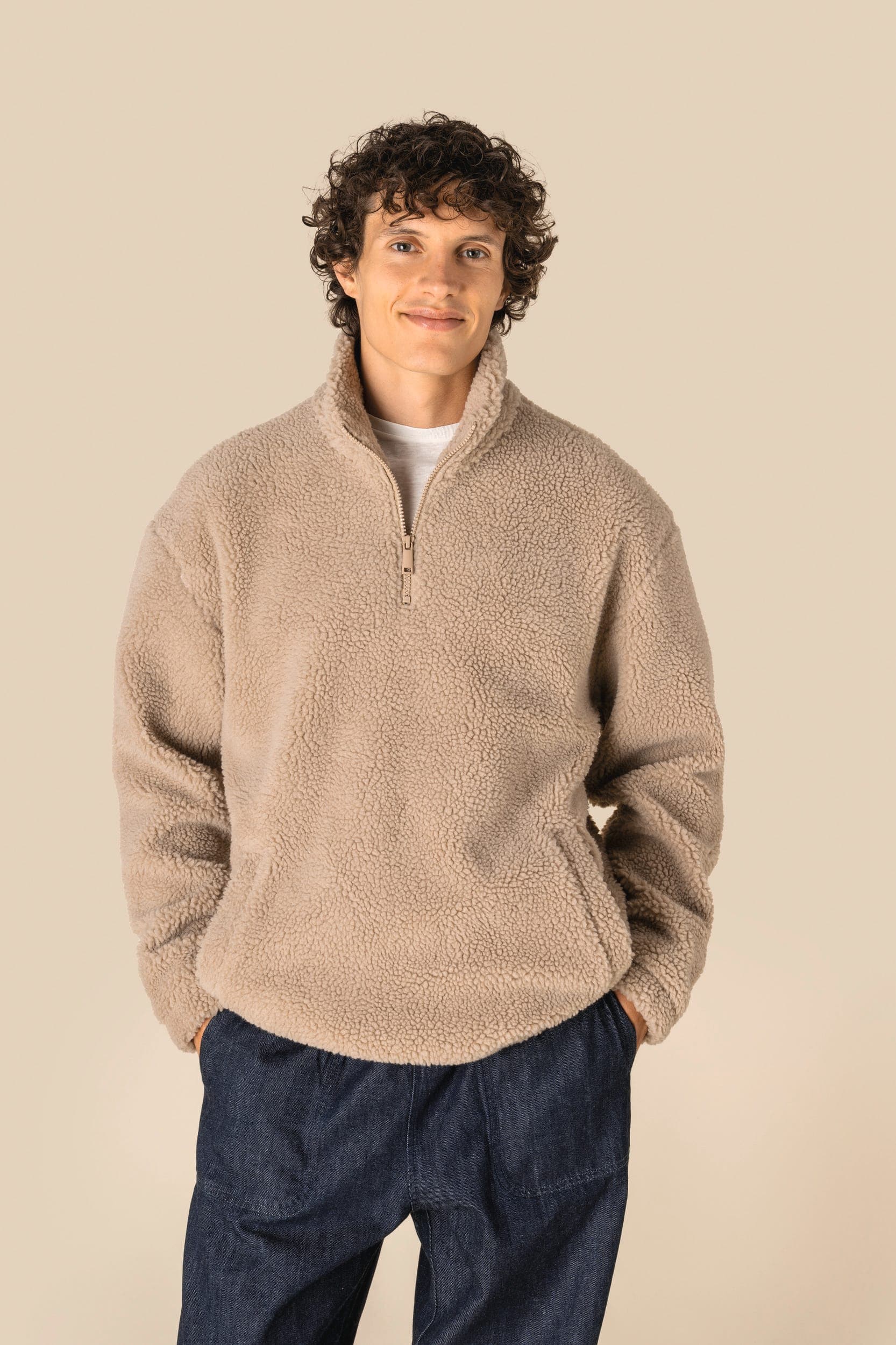 Sweat-shirt 1/4 zip à épaules tombantes en sherpa unisexe en situation