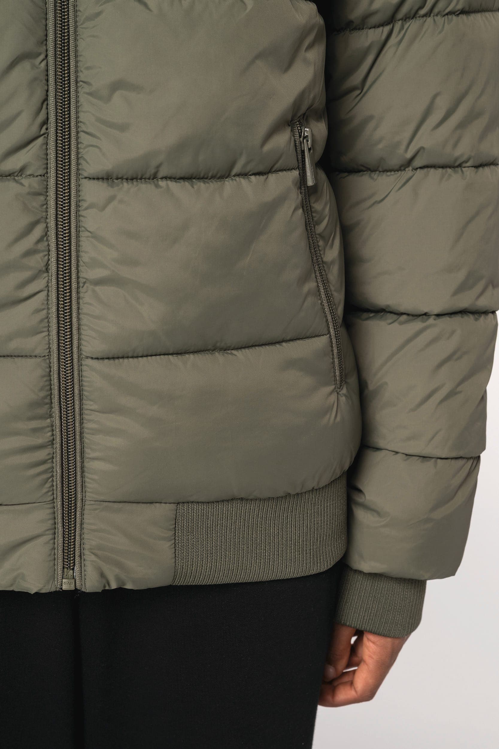 Veste matelassée écoresponsable à col teddy unisexe en situation