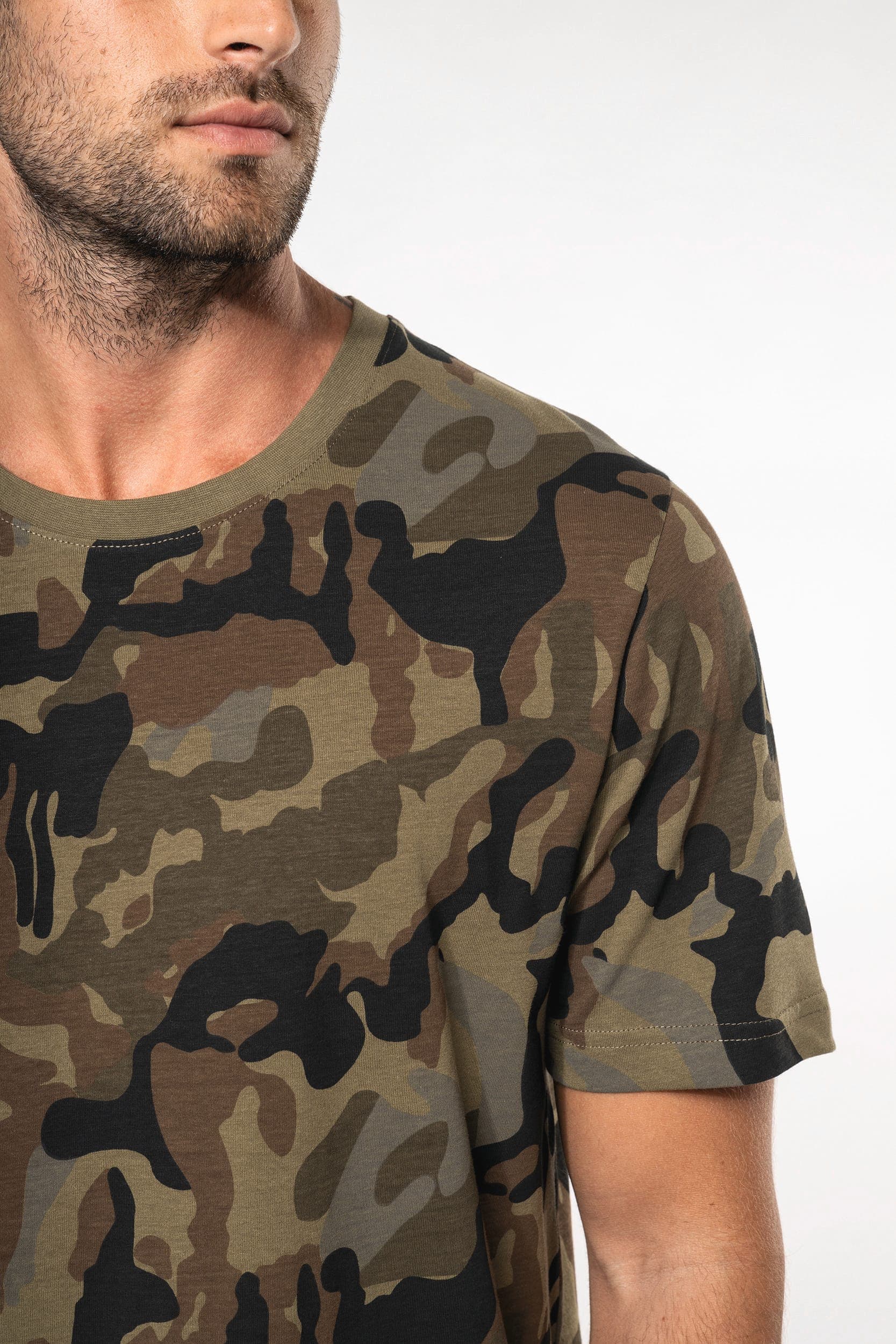 T-shirt camo manches courtes homme en situation