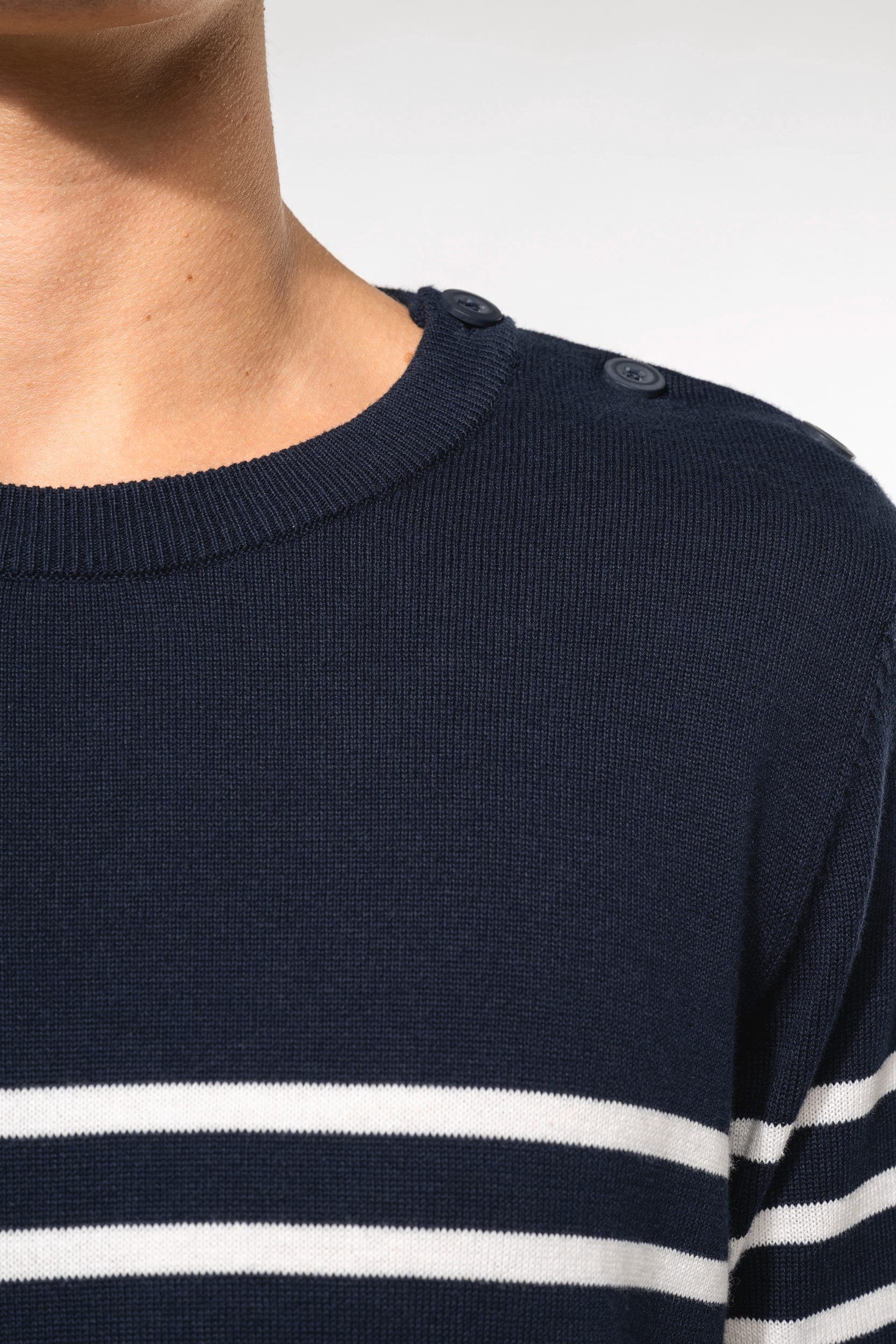 Pull marin homme en situation