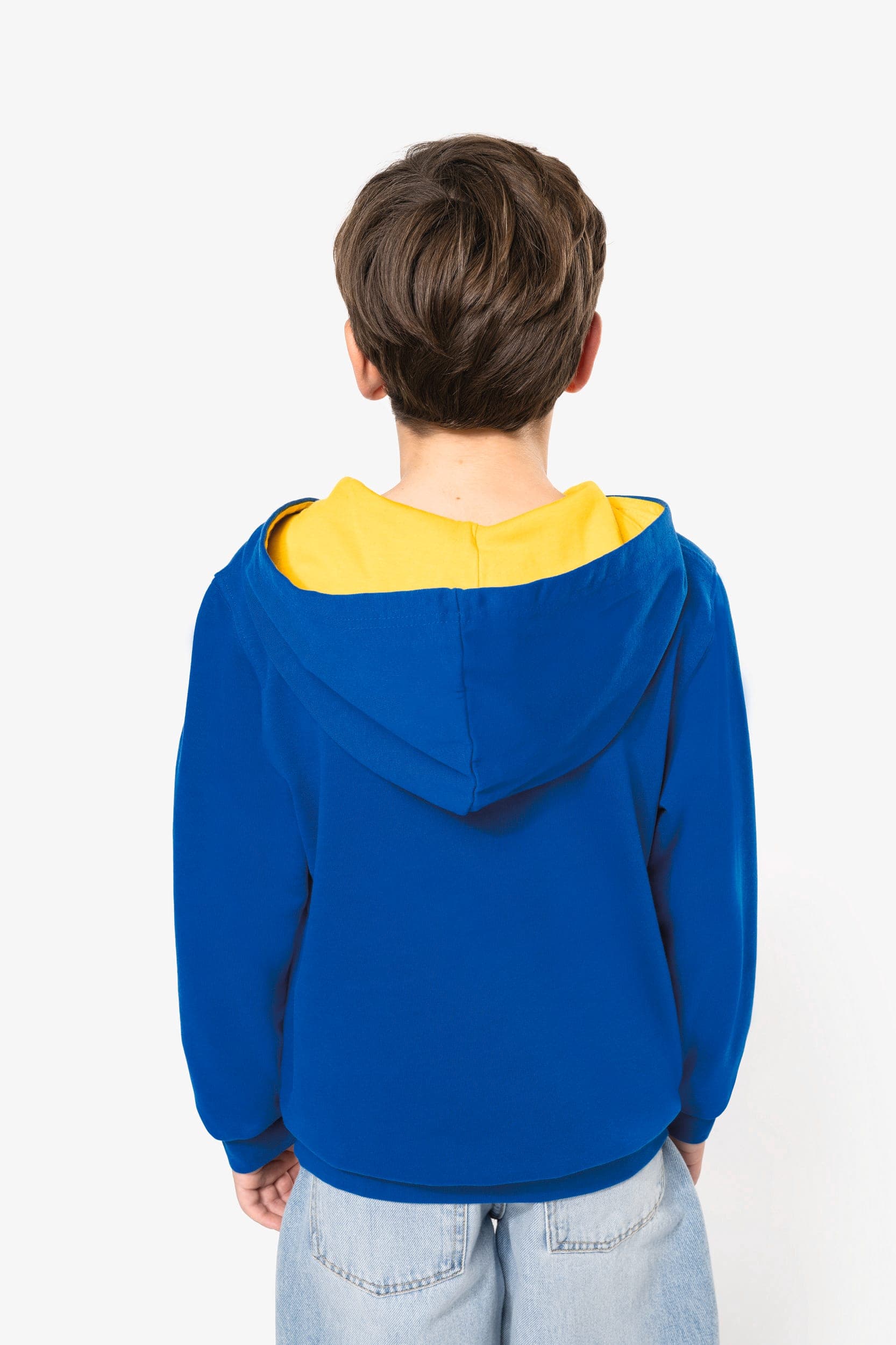 Sweat-shirt capuche contrastée enfant en situation
