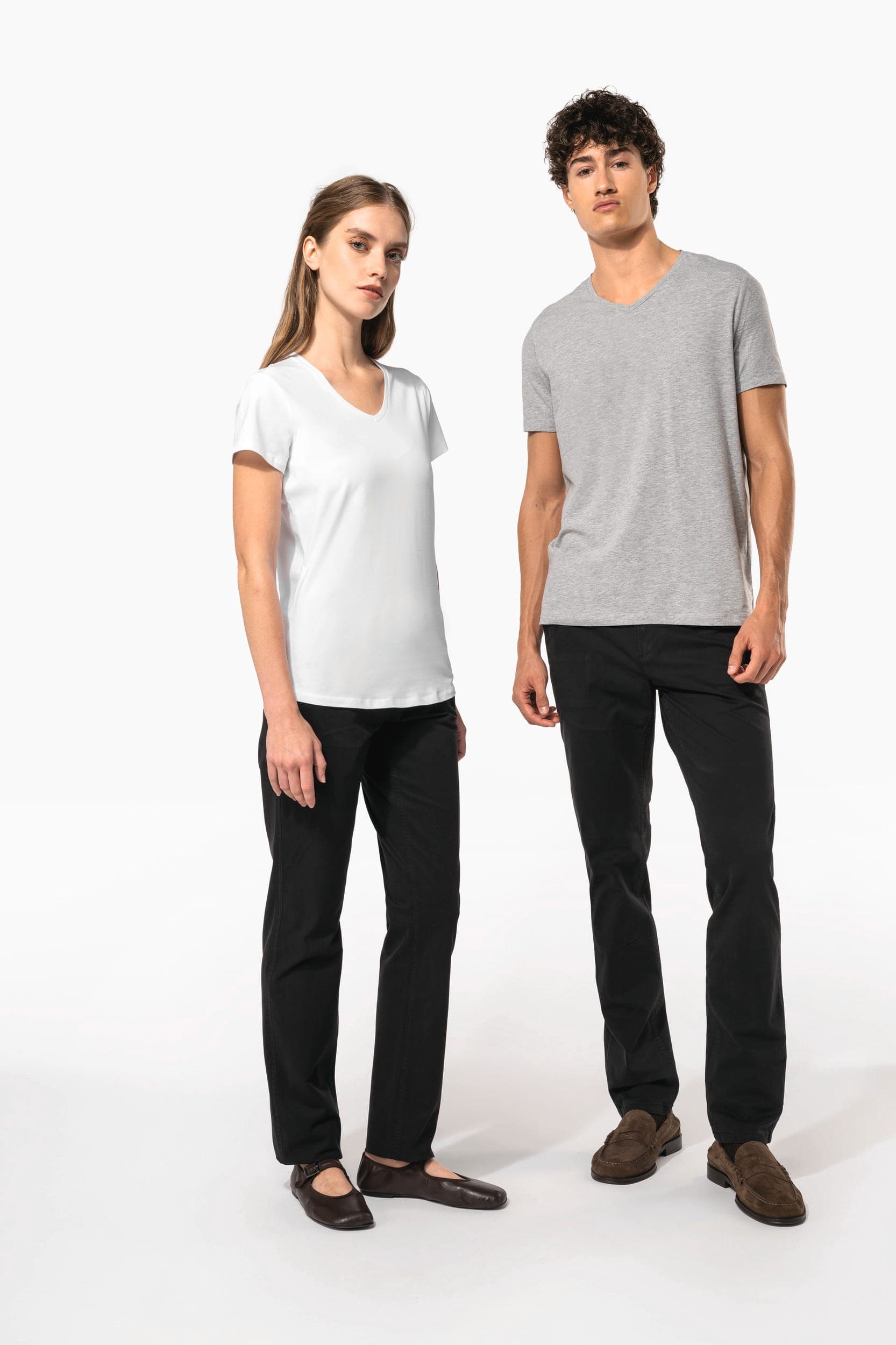T-shirt manches courtes col V homme en situation