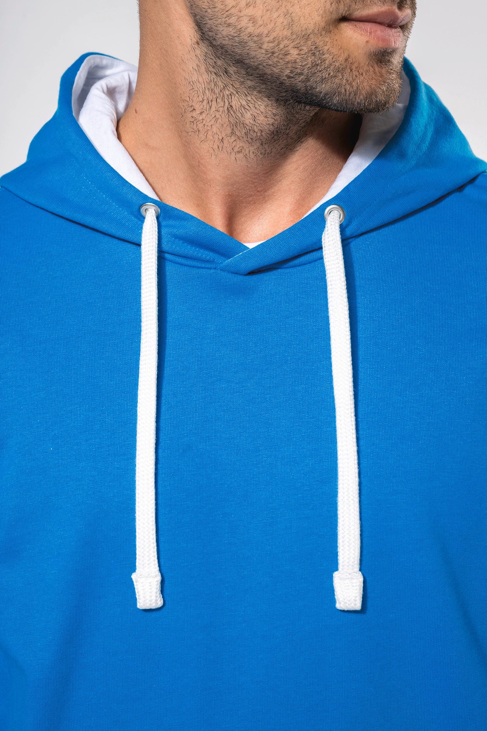 Sweat-shirt capuche contrastée homme en situation