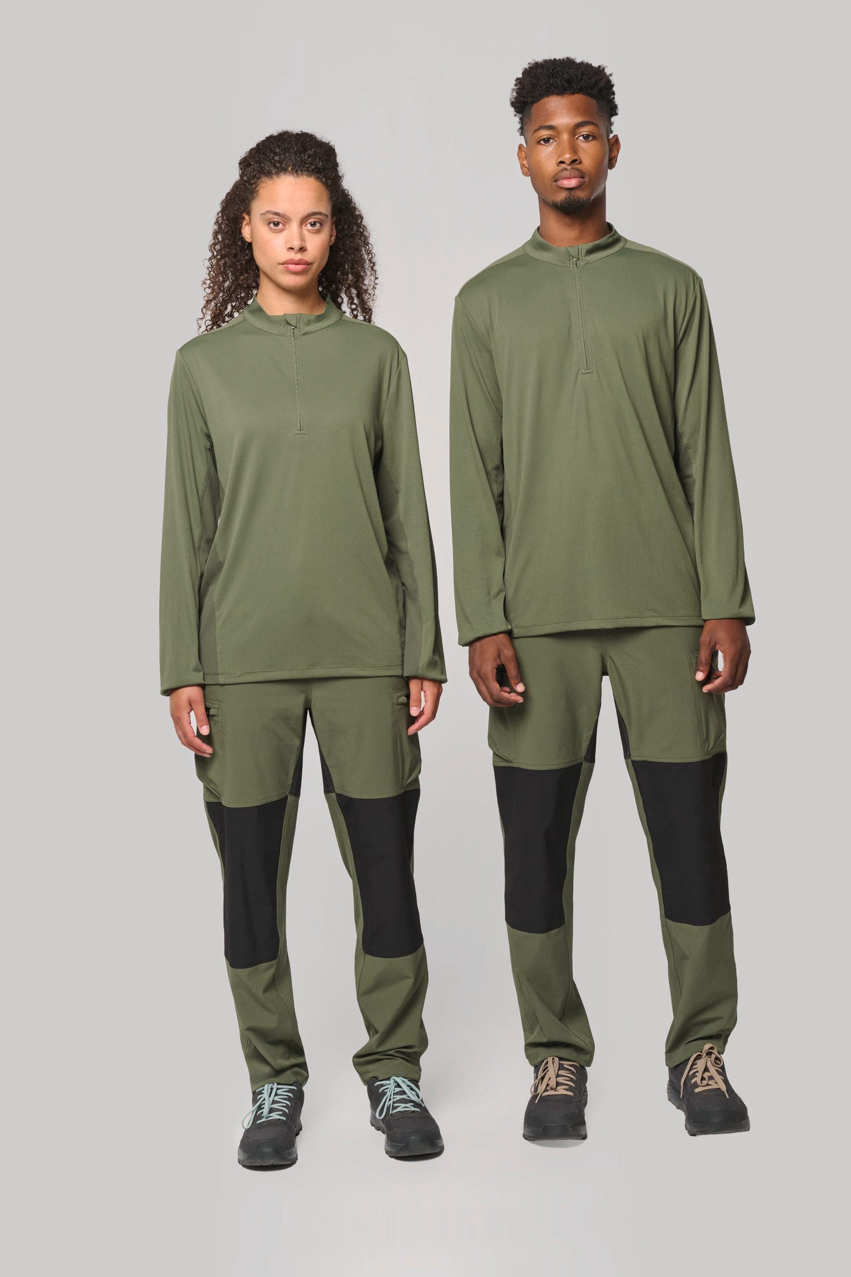 T-shirt outdoor col 1/4 zip manches longues unisexe en situation