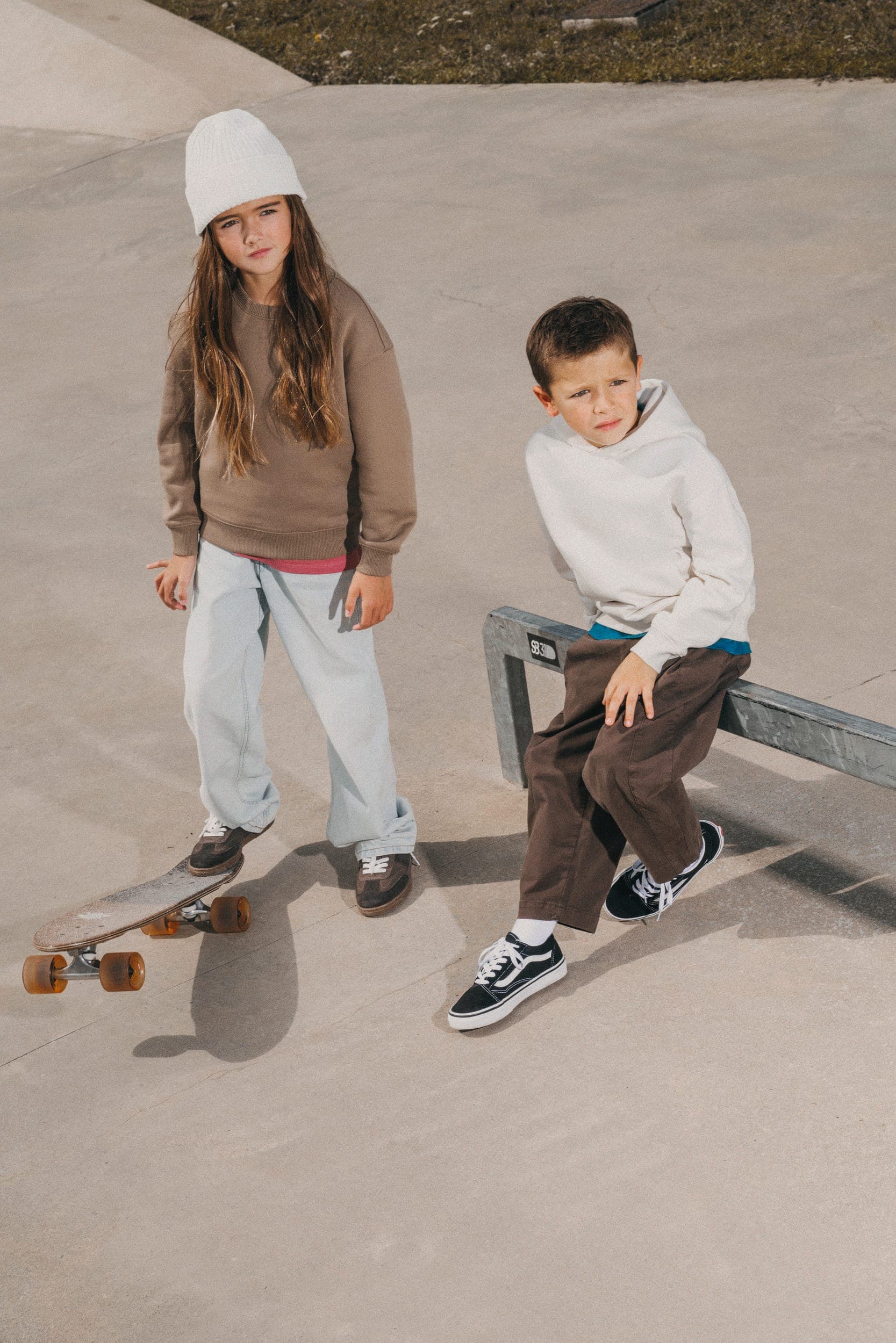 Sweat-shirt écoresponsable à col rond oversize enfant en situation