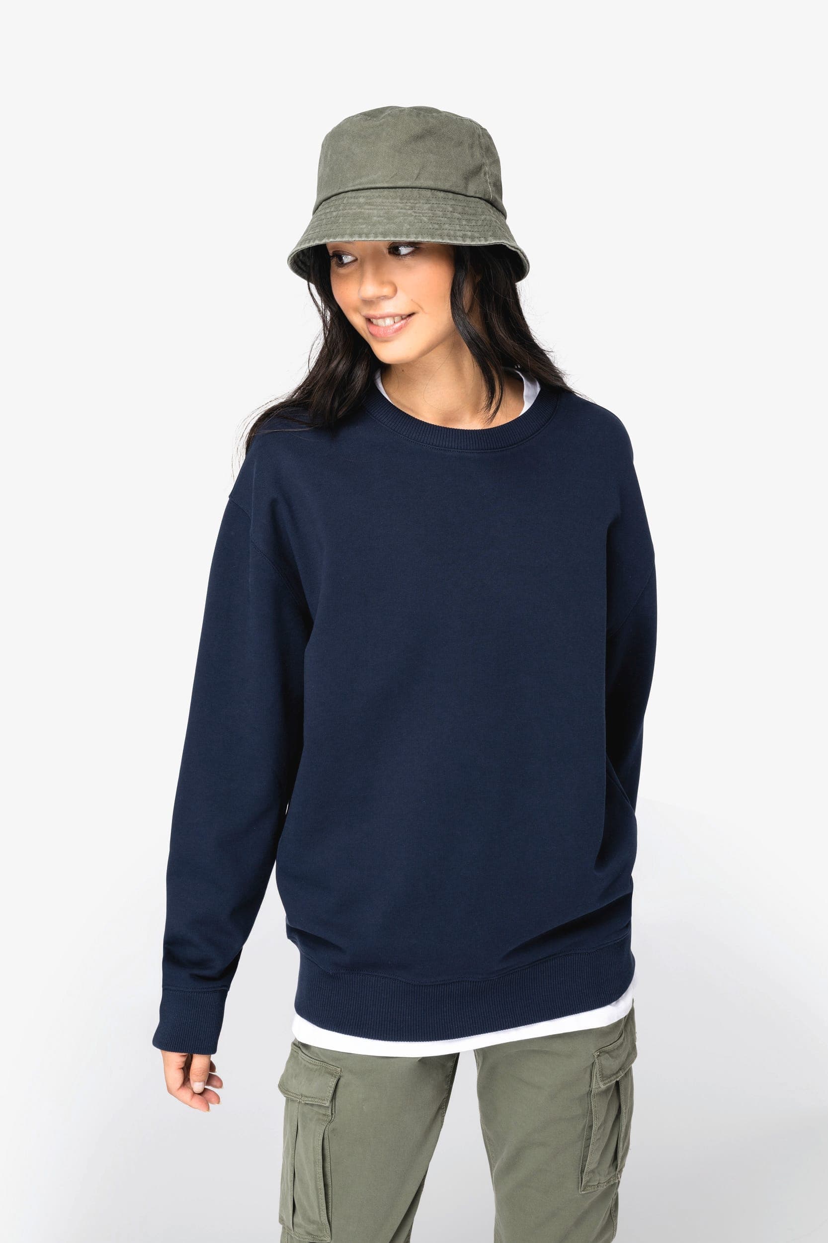 Sweat-shirt écoresponsable à col rond à épaules tombantes French Terry unisexe en situation