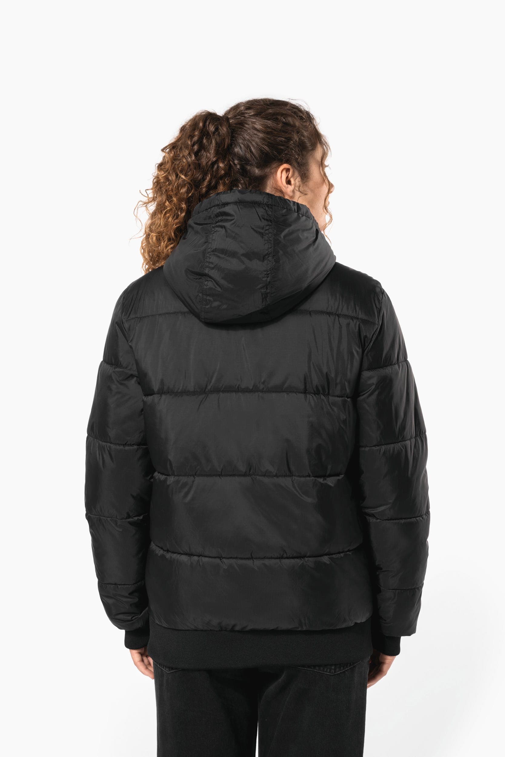 Veste unisexe ripstop recyclée à capuche en situation