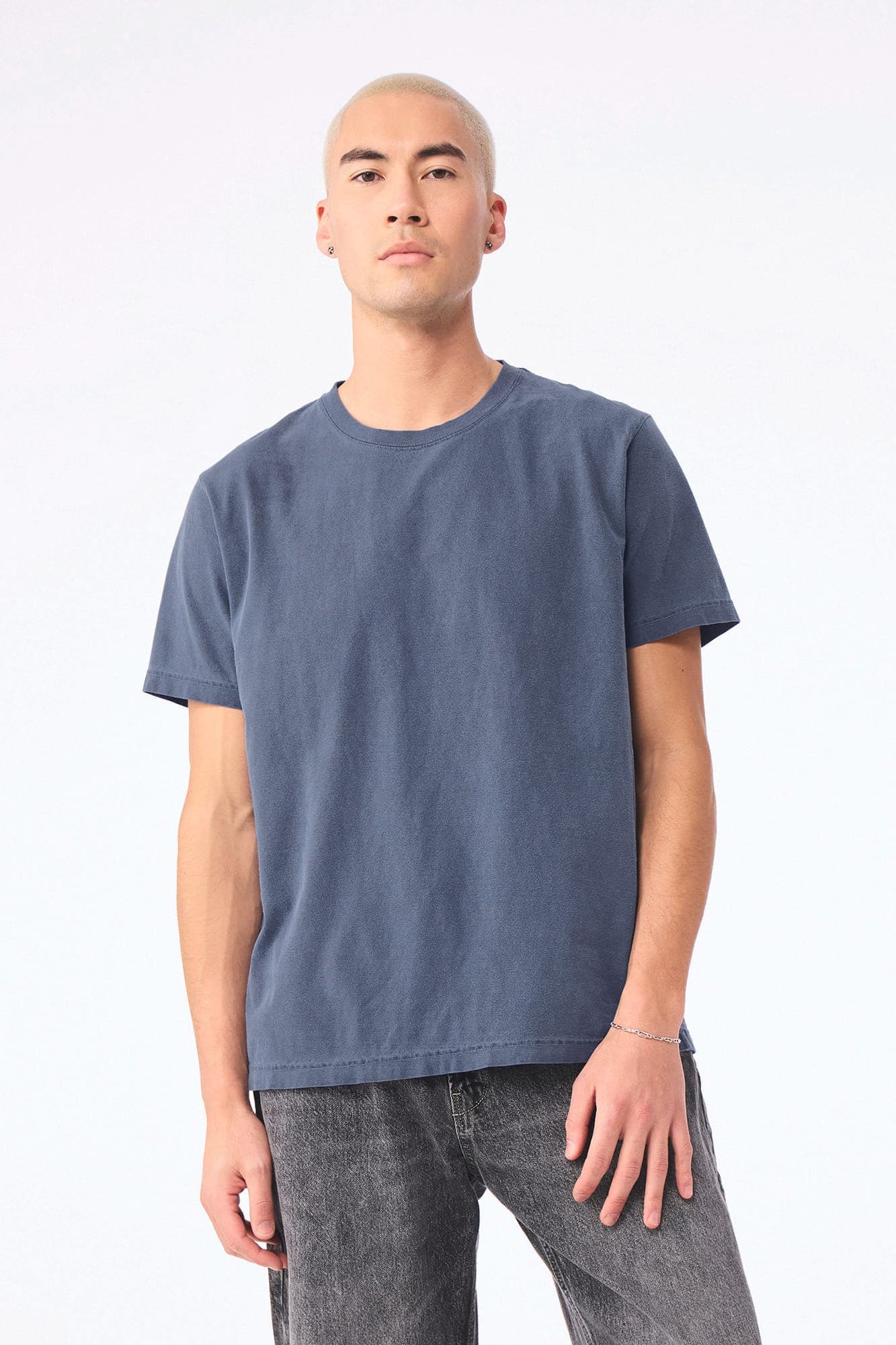 T-shirt délavé épais unisexe en situation