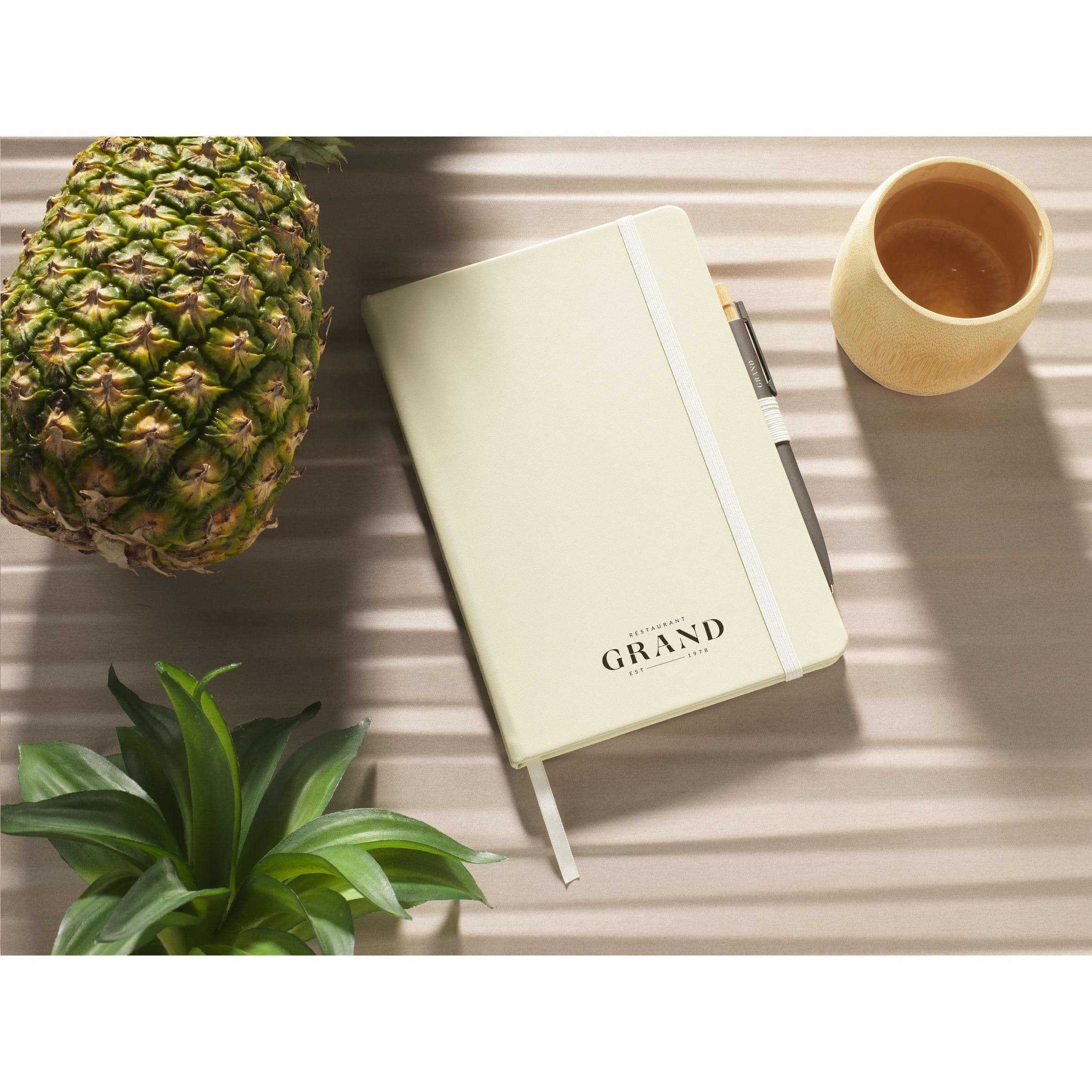 Carnet de notes Pineapple Notebook A5 en situation