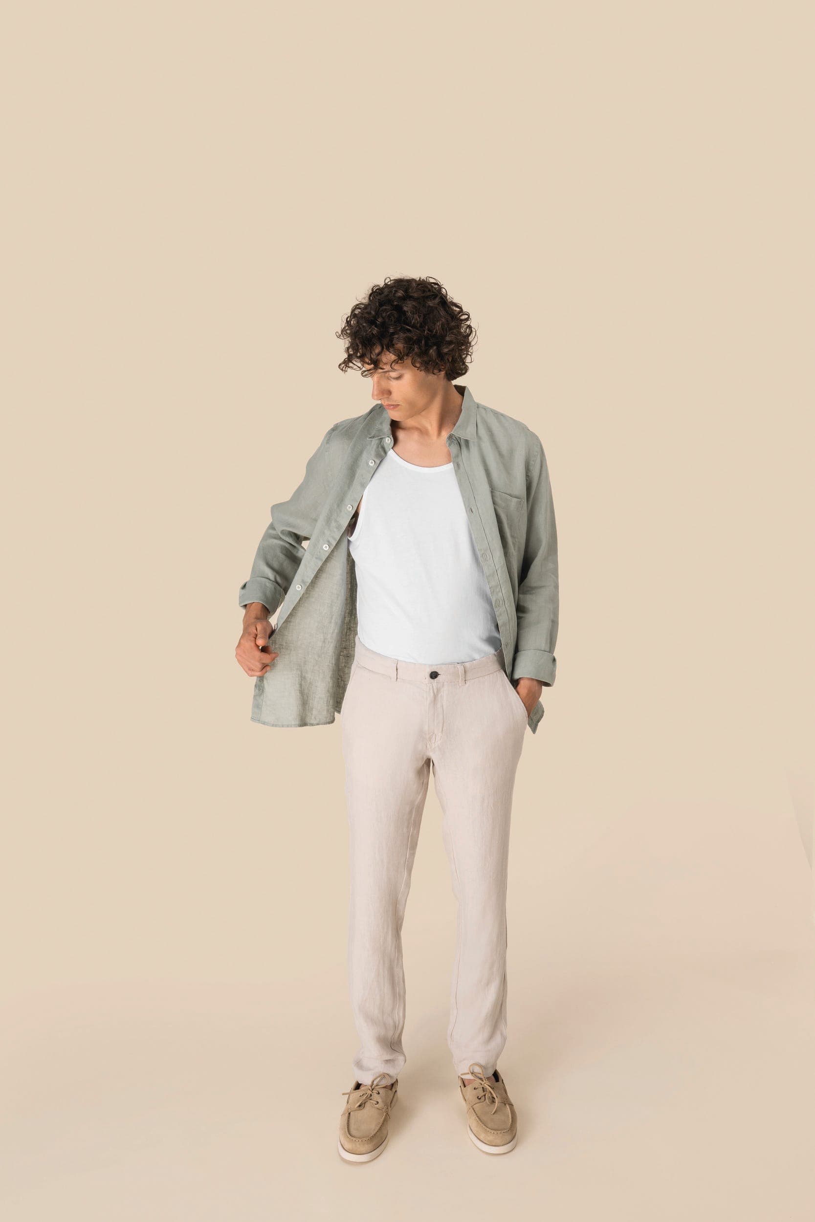 Pantalon en lin homme en situation