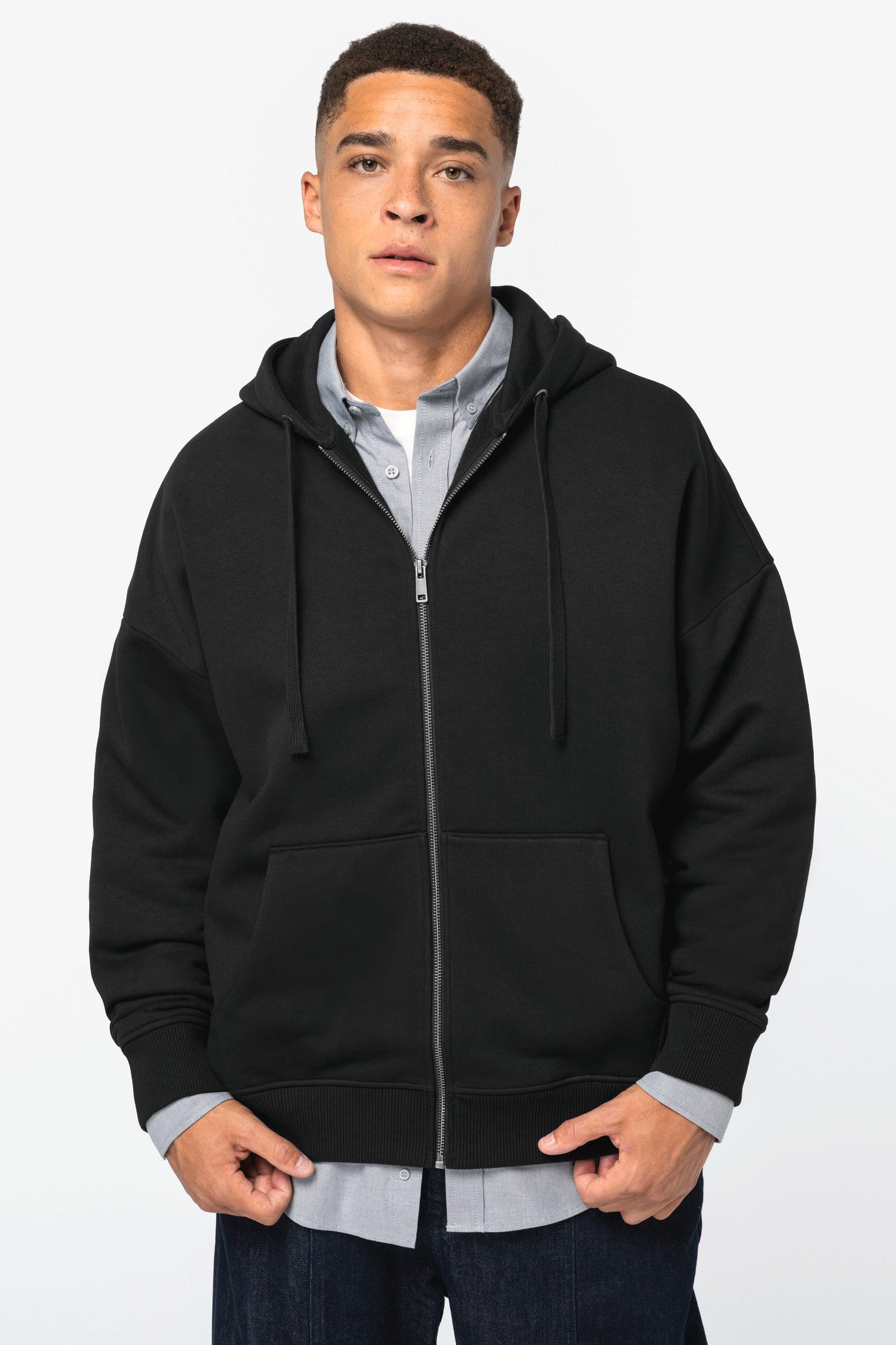Sweat-shirt écoresponsable zippé à capuche oversize unisexe en situation